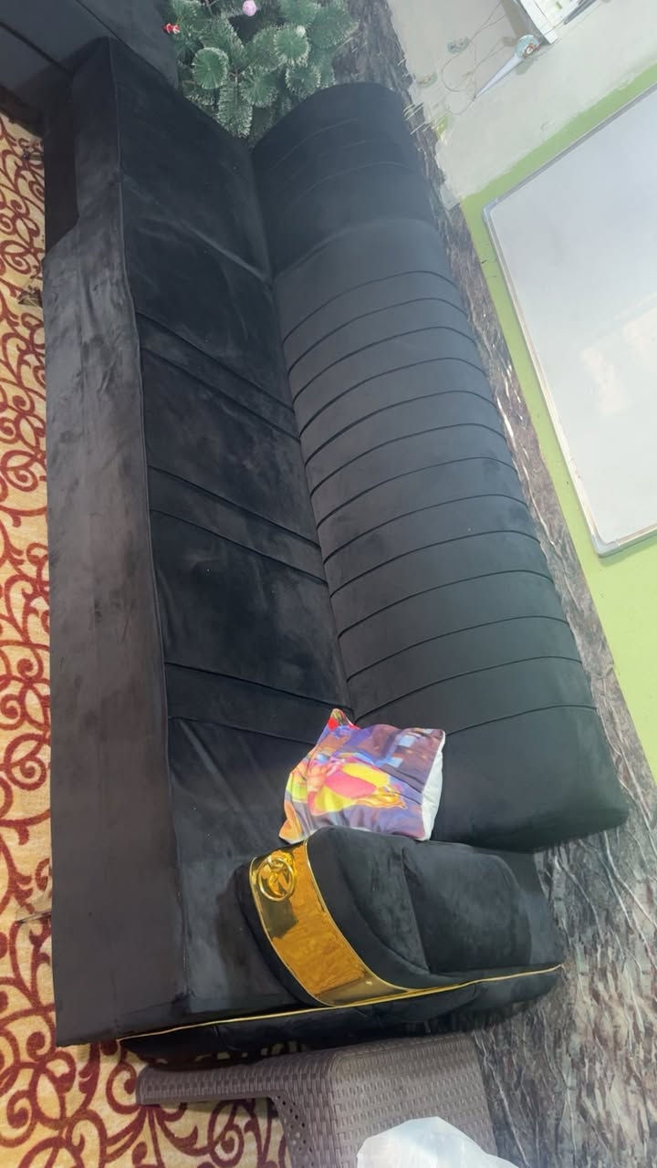 ديوان تخم 10 مقاعد لون اسود جديد
مولده بور جديده صوره بيها تفاصيل جوه 👇20 أمبير جديده مامستعمله لامولده  ولا تخم ***********
