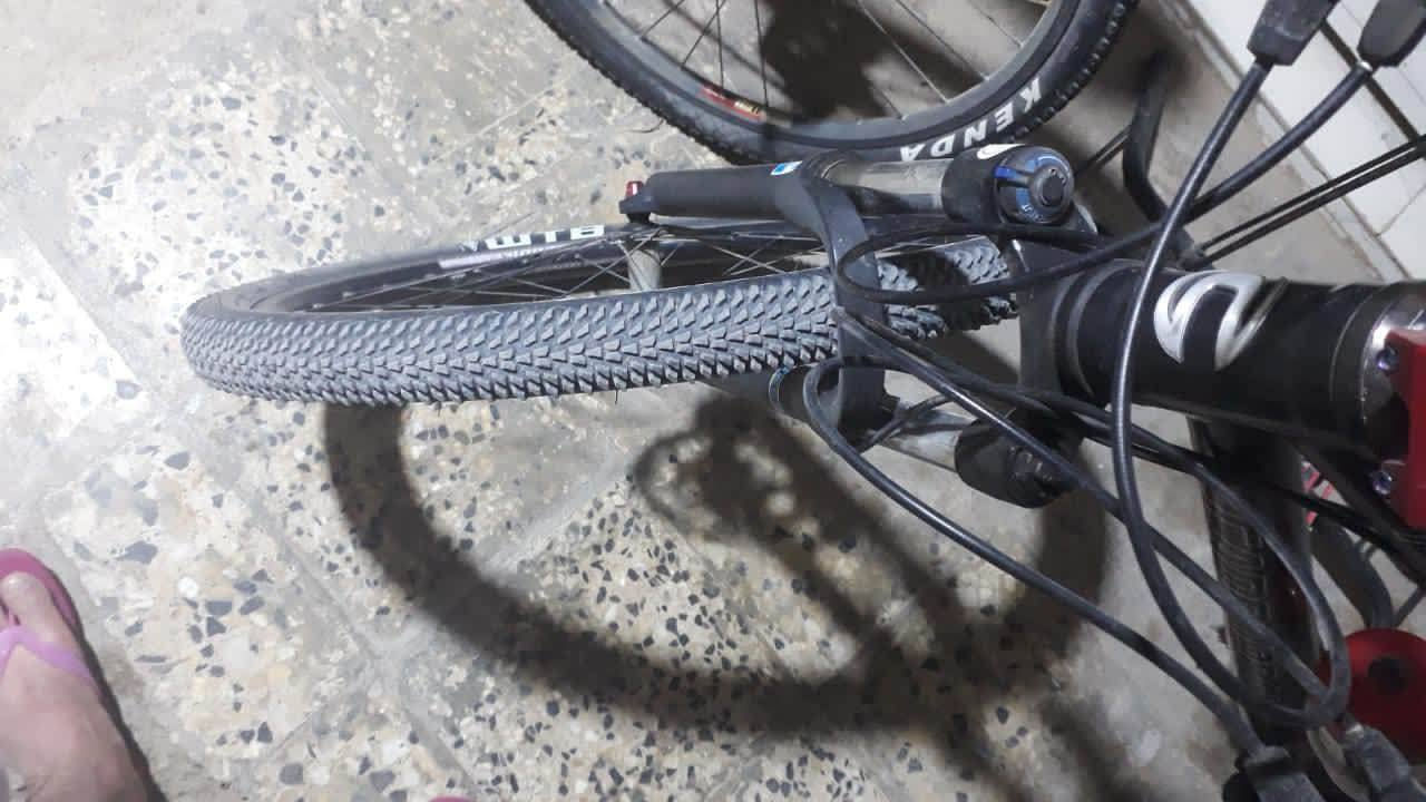 ​الماركة: كانونديل (Cannondale)، وهي علامة تجارية أمريكية رائدة ومعروفة بجودة هياكلها.
الطراز: F5 (سلسلة F)، وهي دراجة جبلية مصممة للأداء الرياضي على الطرق الوعرة واليومية.

​2. الحجم (Size)

​حجم العجلات: يظهر من الصورة "136978.jpg" أن الدراجة تعتمد على عجلات بحجم 26 إنش، وهو الحجم الكلاسيكي لدراجات الجبل التي توفر تحكماً عالياً وسهولة في المناورة.

​حجم الهيكل: الهيكل يبدو من القياسات المتوسطة (Medium)، وهو مناسب للأطوال التي تتراوح غالباً بين 165 سم إلى 178 سم تقريباً.

​3. المواصفات الفنية (Specifications)

​مادة الهيكل: ألمنيوم خفيف الوزن وعالي القوة (تبدو اللحامات واضحة بأسلوب كانونديل المميز).

​نظام التعليق (المساعدات): مساعد أمامي (Front Fork) لامتصاص الصدمات.

​المكابح: ديسك بريك (Disc Brakes) ميكانيكي يوفر أداءً ممتازاً في الأجواء الرطبة والترابية.

​مجموعة السرعات: 

​ناقل حركة خلفي وأمامي متعدد السرعات.

​أذرع التدوير (Cranks) من نوع Truvativ.

​الإطارات: إطارات جبلية بنقشة خشنة لتوفير الثبات على الأراضي الرملية والصخرية.

​الماركة: كانونديل (Cannondale)، وهي علامة تجارية أمريكية رائدة ومعروفة بجودة هياكلها.
السعر ٦٠٠$ الاتصال على الرقم
***********
