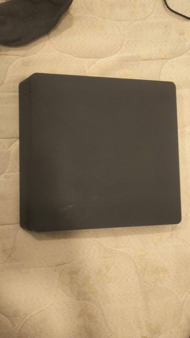 بلي 4 للبيع نضيف جدا ما مفتوح ابد وياه 4 اقراص بتل فيلد و جي تي اي و فيفا 24 و فاركراي جوستك عدد 2
500 كيكا
 السعر  275 قفل العنوان البصرة ابو الخصيب واتساب ***********
