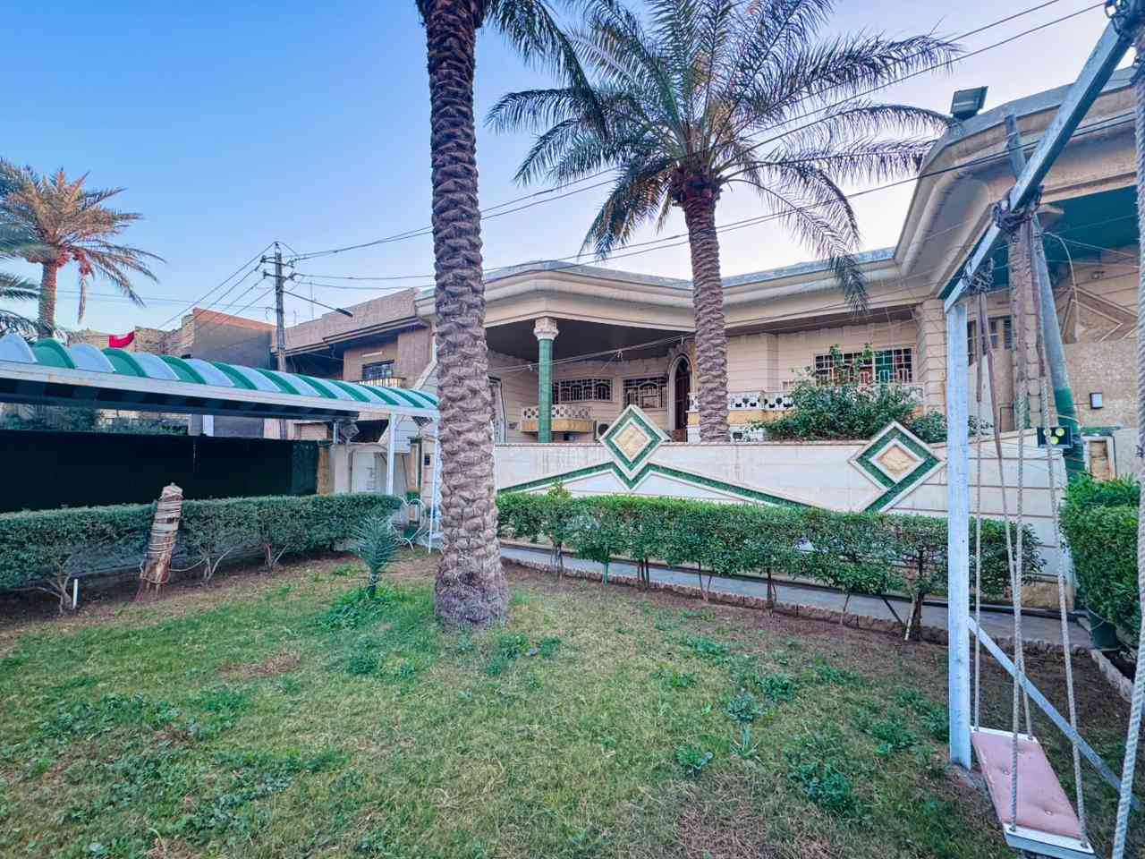 #شركة_ارض_ادم_للوساطة_العقارية

🛑عقارات البلديات 

🏡 بيت للبيع – طابقين
المساحة: 300م
الواجهة: 15م
النزال: 30م
تشجير: 100م
🔹 الطابق الأرضي يحتوي على:
استقبال
صالة داخلية
غرفتين نوم
صحيات
مطبخ حار وبارد
🔹 الطابق الثاني يحتوي على:
صحيات
4 غرف نوم
إحدى الغرف سويت كامل
💰 السعر: 950 مليون
التفاصيل اكثر يرجى

***********
***********
