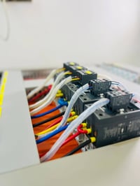 بورد ١٠٠×٨٠ • ثلاث مراحل ٣٠٠أمبير • تحكم واي فاي