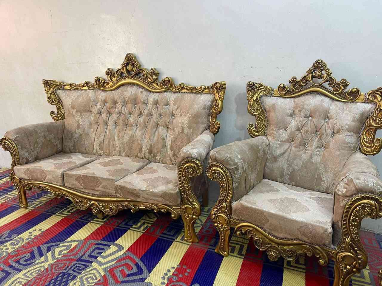 تخم ملكي 10 مقاعد تكمه نضيف بدون اي ضرر ب290 قفله 
***********
