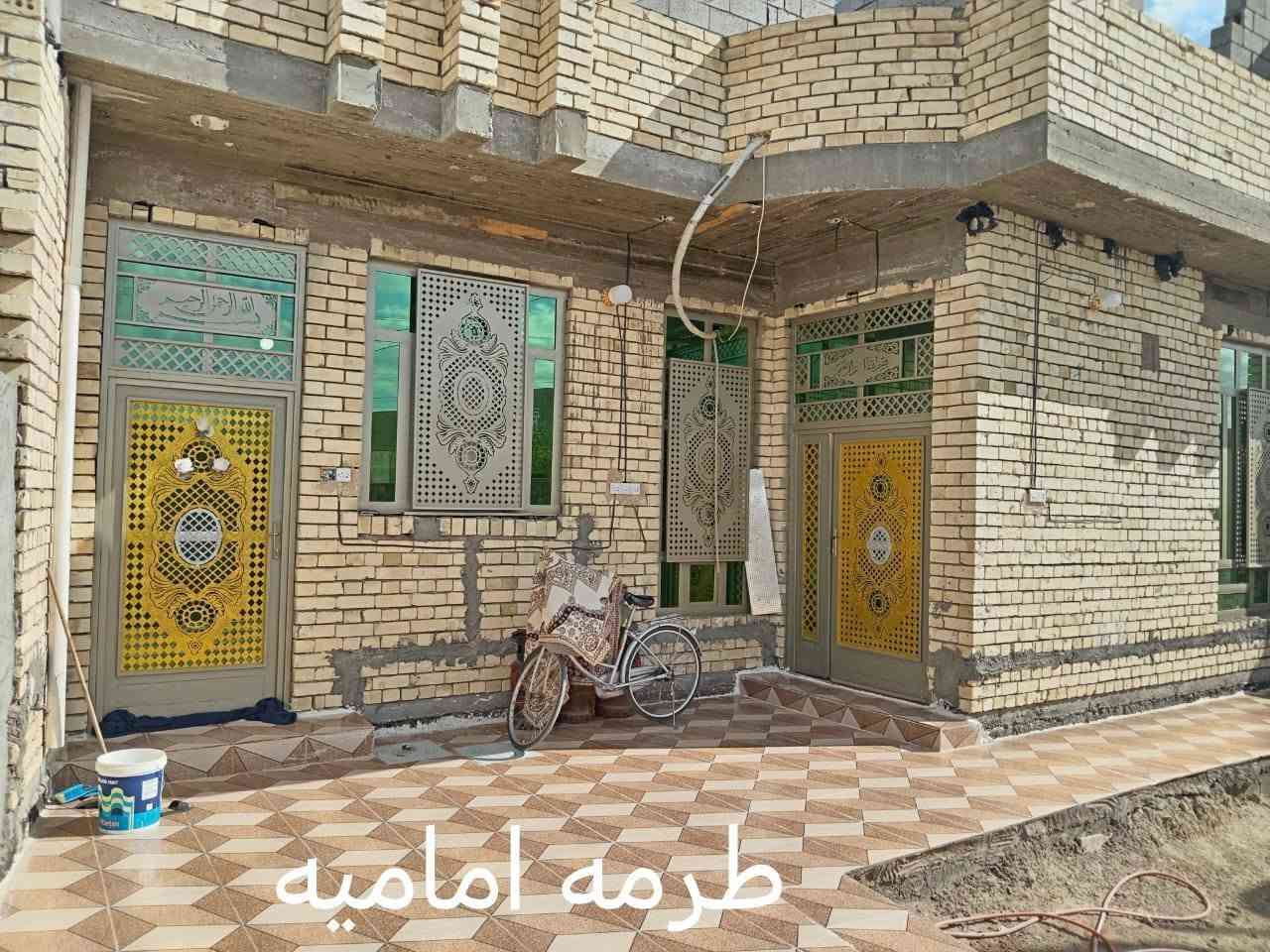 السلام عليكم عندي بيت للبيع مساحه 300 متر كامل من كلشي بناء حديث بي غرفتيت وصاله واستقبال ومطبخ وكندور حمامات داخليه وخارجيه وكراج مرتب   العنوان حي الاكراد ***********اتصل ودلل
