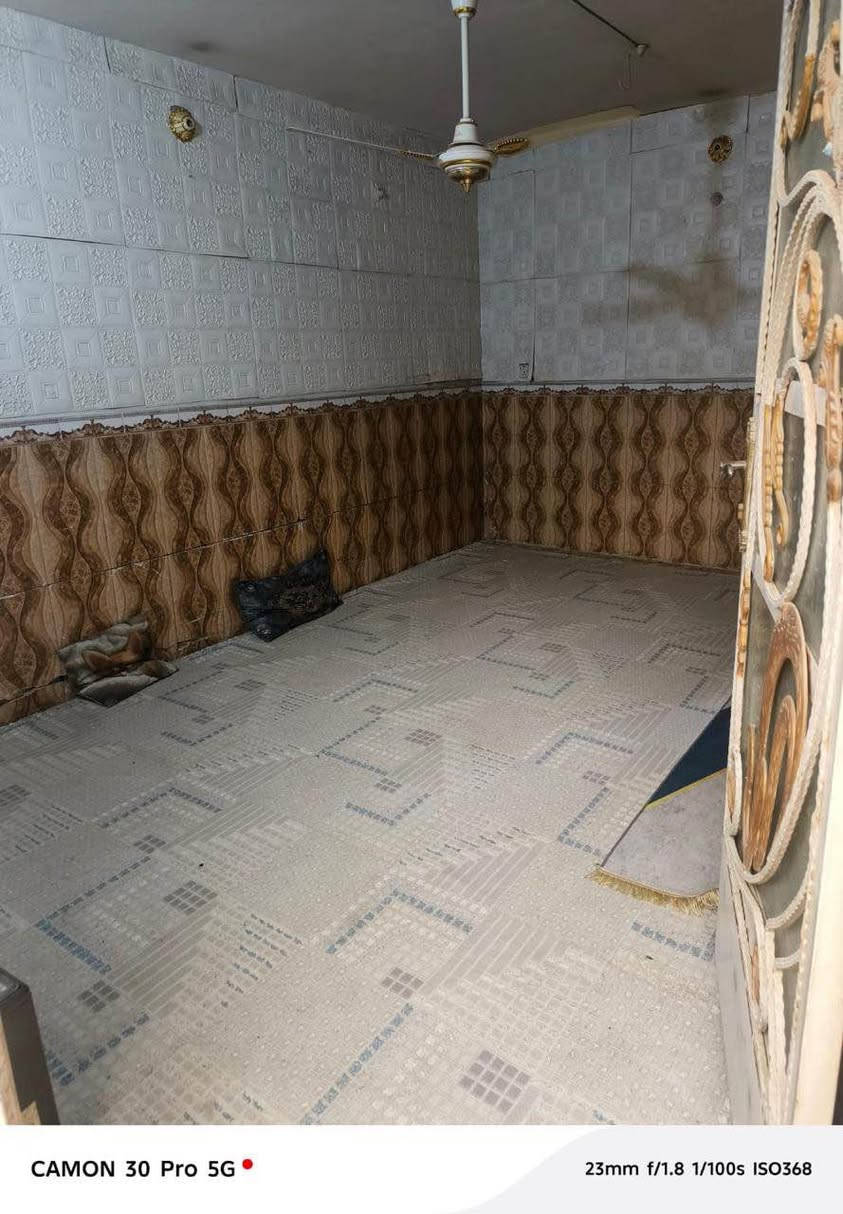 سلام عليكم بيت للبيع المساحة 100 متر واجها 5 نزال 20 
يحتوي على غرفه وصاله وحمام ومطبخ وستقبال وصحيات خارجيه طابق ثاني غرفتين وصاله وصحيات 
العنوان النجف حي النصر قرب شارع بانزين خانة البيت على ساحة شارع 15 
للاستفسار الاتصال *********** النجف, العراق
