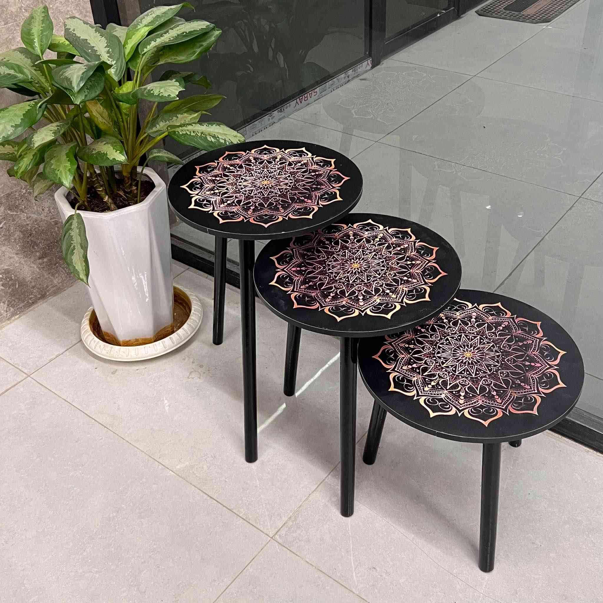 طقم طاولات جانبية دائرية بنقشة ماندالا فنية – 3 قطع

طقم طاولات جانبية بتصميم أنيق يجمع بين اللون الأسود العميق ونقشة ماندالا زخرفية لافتة، مناسب لإضافة لمسة جمالية مميزة لأي مساحة داخلية.

المميزات:
• تصميم دائري بثلاث طاولات متناسقة بأحجام مختلفة

• سطح أسود مزخرف بنقشة ماندالا فنية متطابقة على جميع الطاولات

• أرجل سوداء بتصميم بسيط ومتوازن

• يمكن ترتيب الطاولات معًا أو استخدامها بشكل منفصل

• مناسبة للاستخدام كطاولات جانبية أو طاولات ديكور

• مظهر عصري ينسجم مع مختلف أنماط الأثاث

المواصفات:
• العدد: 3 طاولات
• النقشة: ماندالا زخرفية مطبوعة على السطح

محتويات العلبة:
• 3 × طاولة جانبية دائرية بأحجام مختلفة
1 × طاولة حجم كبير، الابعاد: 40*57 سم.
1 × طاولة حجم متوسط، الابعاد: 40*47 سم.
1 × طاولة حجم صغير، الابعاد: 40*37 سم

السعر 30  الف
يتوفر خدمة توصيل لجميع محافضات العراق بغداد 3 محافضات  5 الاف فقط🚚🚚 بغداد, العراق


**إذا كنت صاحب هذا الإعلان وتريد حذفه لأي سبب، رجاءا أرسل رسالة إلى الدعم الفني**
