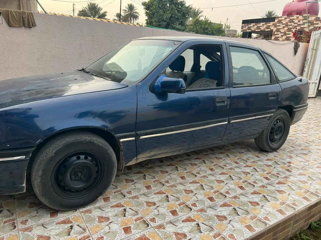 السلام عليكم أوبل فكترا للبيع موديل 1993 محرك 1800 سنويه صاقطه صاحبه الشرعي موجود شرط تحويل سياره بدون خياس  محرك كير مكفولات رقم بغداد مشروع وطني بيه غرامات 250 الف  السعر 25 وبيه مجال مكان السياره صلاح الدين الضلوعيه للاستفسار الاتصال على الرقم ***********
