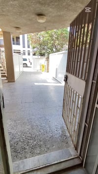 � شقة أرضية معزولة بالكامل في اليرموك 🚗 كراج يسع لثلاث سيارات 📹 التفاص...