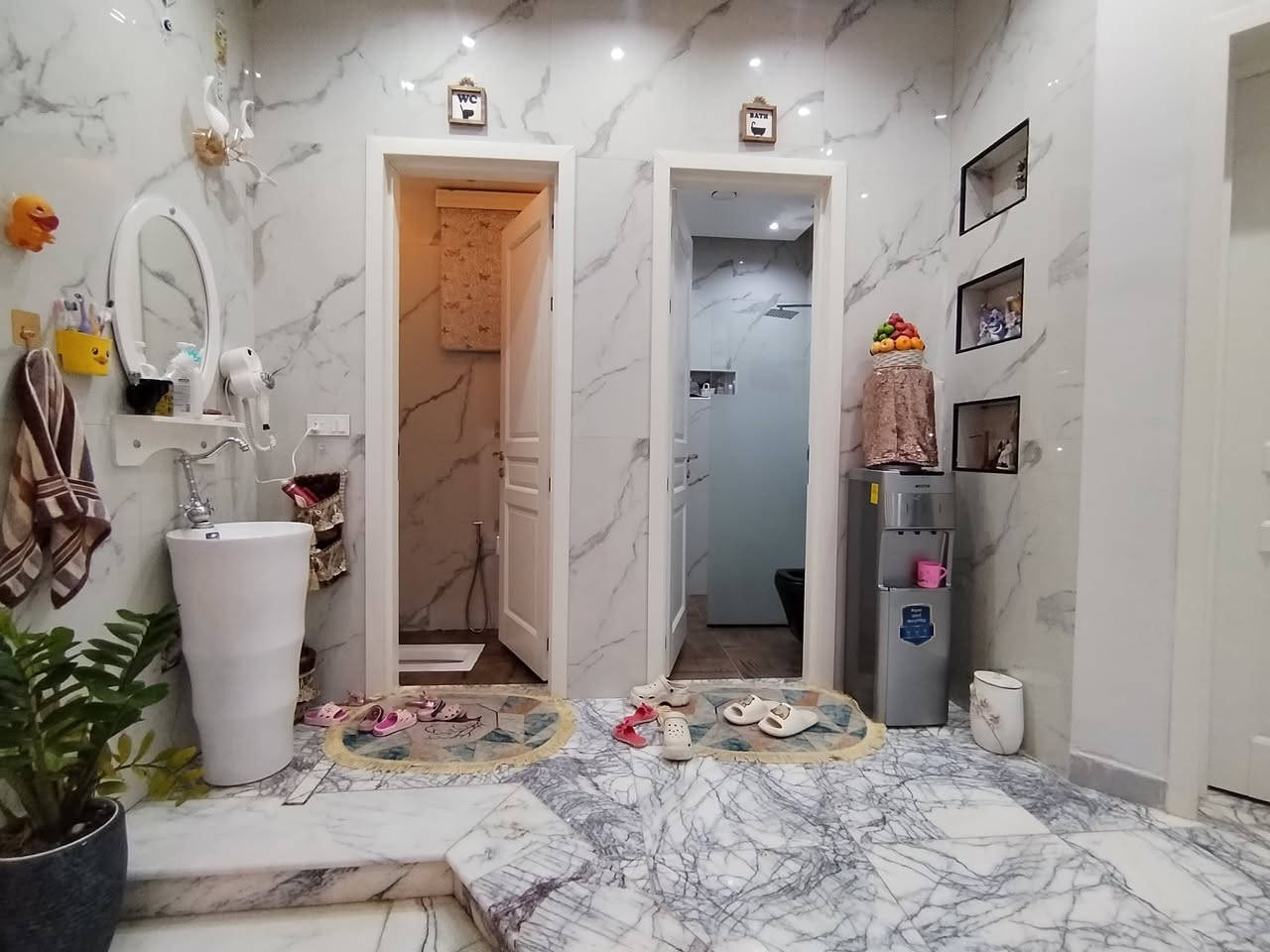 بيت للبيع حي الاطارات
بداية الحي مقابل التقاطع باتجاة مجمع الدرة وبانزين خانة سما كربلاد
المساحة ٢٠٠ متر 10*20
طابق ارضي كامل
٢ غرفة نوم (وحدة منهن ماستر)
حمام مع غربي
تواليت شرقي
حديقة داخلية مع حوض شلال
البيت اله مدخلين
المدخل الاول استقبال
المدخل الثاني مطبخ بارد
داخل المطبخ البارد مطبخ حار
هول وسط البيت مطل علحديقه الداخليه
نهاية البيت اعله بايتين بي
مجمع صحيات وابواب الغرفتين
مع منور خدمي وسط الغرف
مواصفات البيت
نظام بوري السبلت كلهن للسطح مع بوري تصريف مياة للحديقه
نظام الهوائيات كلهن صعود للسطح مطبخ وحمامات بنظام الصاروخيه
شبابيك ارتفاع ٣.٢٥ متر المنيوم سلايت مطلات عله الحدائق
الشبابيك من الهاريج محميه بابجورات مهربائيه علريمونت تفتح وتسد مثل الكبنك
حديقه داخليه مغلفه جام ارتفاع ٣.٢٥ متر وسط البيت مطله عله كل الداخل
البيت كله سقوف مغربيه وديكور حدران مع اناره مميزه
يحتوي البيت على مكنسه مهربائية دفن (فقط تسحب خرطوم المكنسة من الجدار ) ماطور المكنسه خارج البيت مثبت بصندوق الجدار
الطابق الثاني هيكل كامل مع ينقصه تبييض اللبخ وسيراميك ارضيه ونقاط الكهرباء والاناره والشبابيك والجام
سطح المنزل كامل

علق تم يوصلك السعر خاص 
او الاتصال على الرقم
***********
