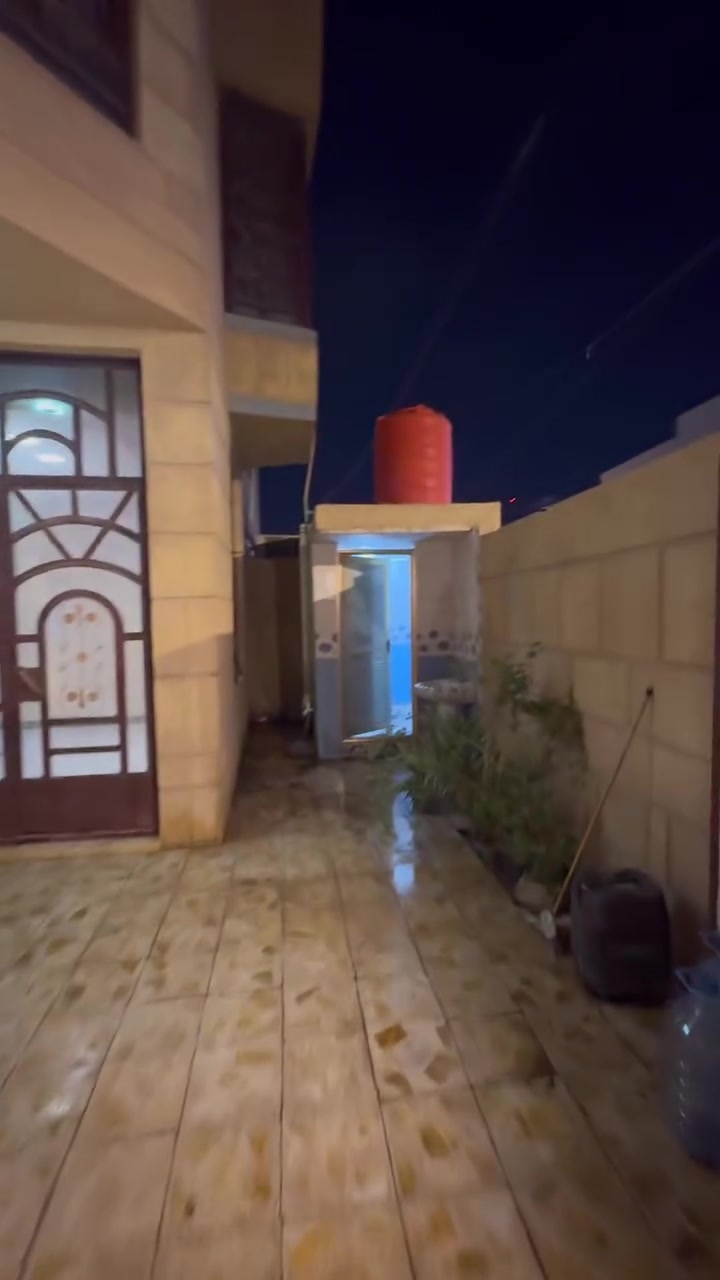 السلام عليكم بيت للايجار في الحكيمية خلف قياده الشرطه بيت مساحته ٢٣٠ طابقين يحتوي على ٧ غرف وكل غرفه تحتوي على حمام  
ويحتوي على مطبخ ٢
واستقبال وصاله وكراج 
وبيت كامل مكمل تجي بس تكعد للاستفسار 
***********
