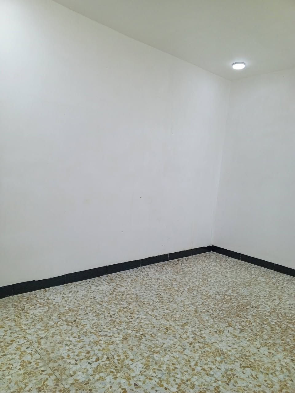 اللهم صلي على محمد وال محمد دار للبيع النجف الاشرف شارع المطار القديم مقابل اسواق بابا اشتريلي موقع جدا جدا رائع مع كافة الخدمات المساحه 100متر بناء طابوق صب كونكريت يحتوي على غرفه وصاله ومطبخ واستقبال وحمام داخل وخارج كاشي سيراميك بناء درجه اولى السعر 45مع المجال طابو زراعي 25 مشمول بل تمليك للاستفسار الاتصال او المراسله ***********
