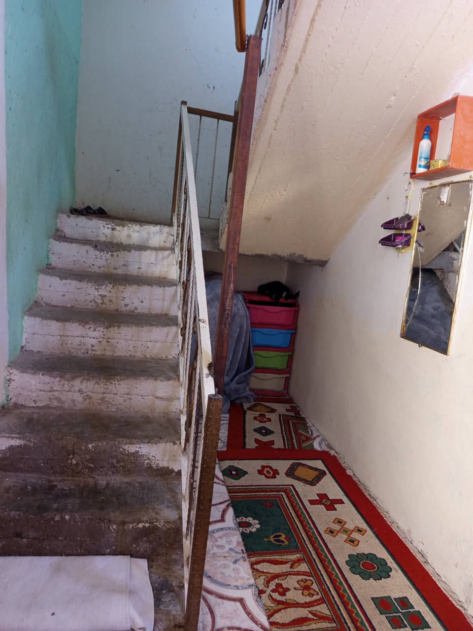 دار للبيع طابقين بهزر خلف جمعية النقاء الفرع الاول جانب الركن طابو زراعي سند ٢٥مع كامل الخدمات مساحة 123م 8م ونصف الوجهة والنزال 14م ونصف غرفة نوم واستقبال ومطبخ وصحيات داخليه وخارجية وكراج الثاني غرفتين نوم  السعر 60مليون وبي مجال للشراي للاستفسار خاص او ***********
