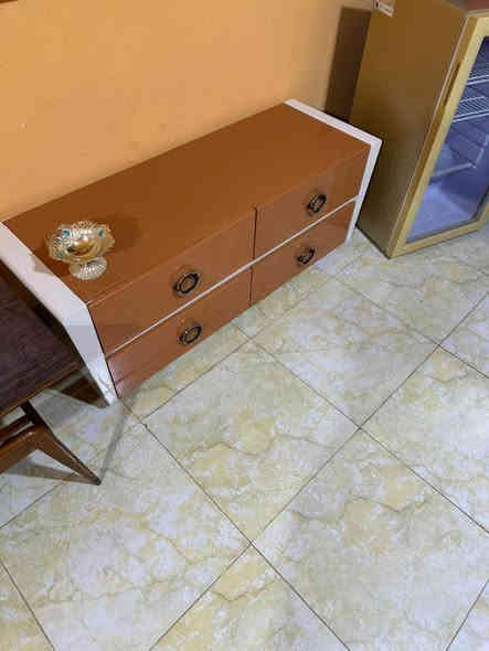 سلام عليكم غرفه اخشاب تركي نفرين تتكون من كنتور وميز مرايه وچربايه ومساعدتها وميز درور ومرايه عاموديه مع جرارات رقمي *********** البصرة
