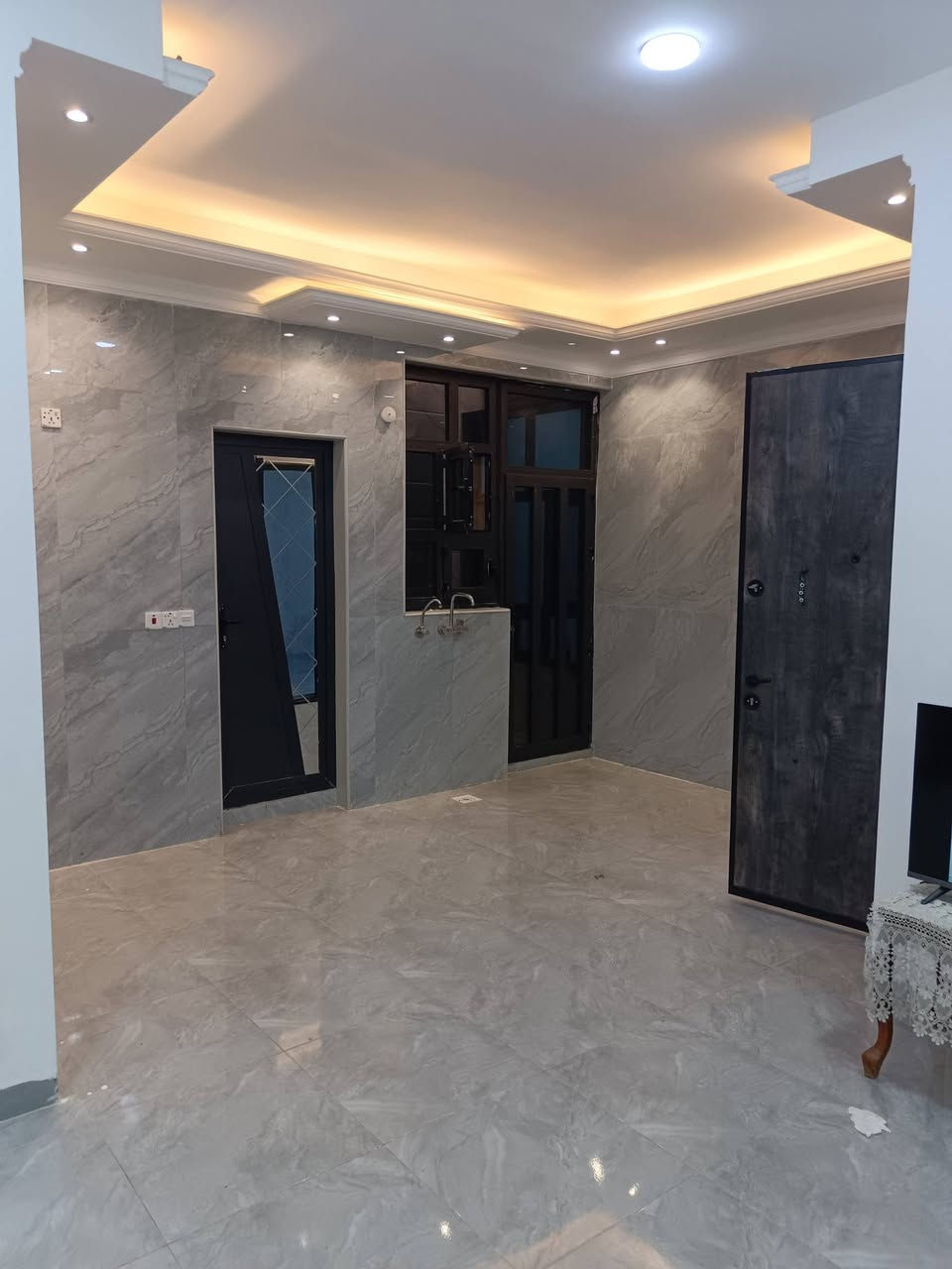 شقه للايجار مساحه ١٥٠ متر بناء حديث موقع ممتاز شارع ٣٠ على التبليط تحتوي على غرفتين نوم واستقبال وحولي ومطبخ اي استفسار رقم صاحب الشقه واتساب *********** اسيا ***********
