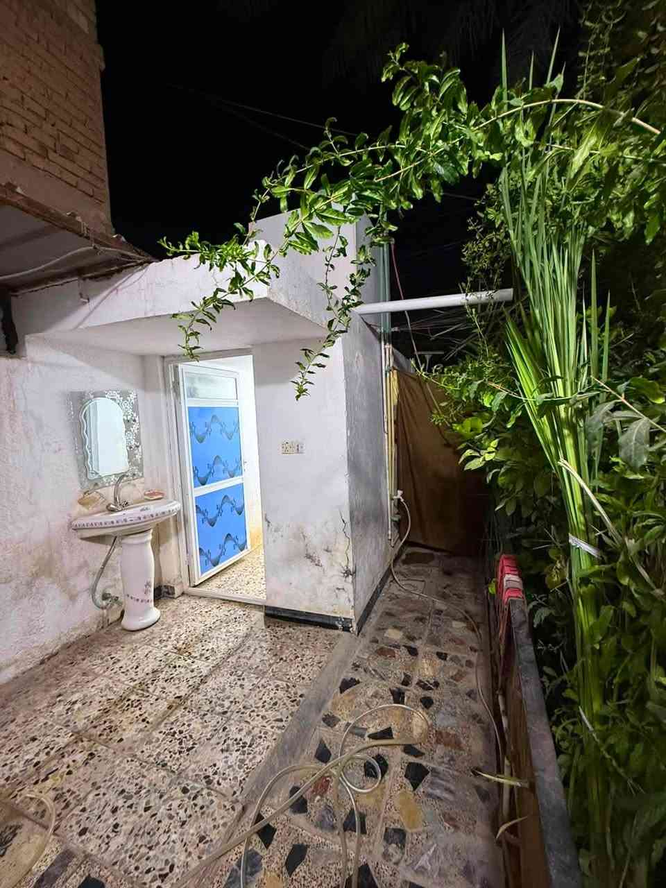 بيت 200 متر طابقين على ساحه شارع الشريفي منطقة 6000 اربع غرف استقبال 4*7 ثلاث صحيات بيت مرتب وجاهز سعره 175 وبي مجال وهذه رقمي صاحب البيت ‭***********‬
