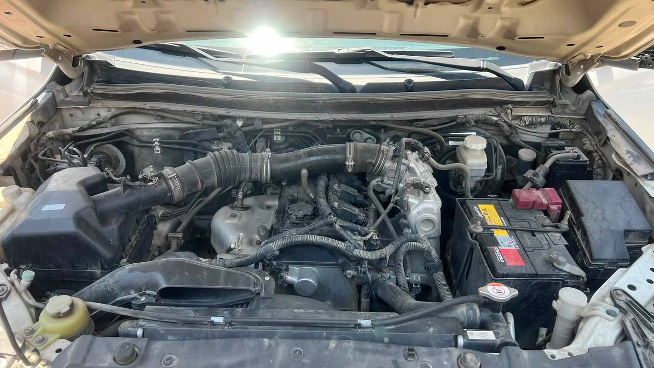#للبيع | ميتسوبيشي L200 موديل 2019 (بيك آب دبل قمارة)
السلام عليكم.. سيارة بيك آب ميتسوبيشي L200 موديل 2019 ممتازة وجاهزة للاستخدام (رقم بغداد - حمل)، معروضة للبيع بالمواصفات والتفاصيل التالية:
المواصفات والحالة:
 الموديل: 2019
 المحرك: محرك بنزين بحالة ممتازة ونظيف جداً (كما موضح بصور المحرك).
 العداد (المسافة المقطوعة): 124 ألف كم فقط.
 الناقل (الكير): مجفت حديثاً وجاهز (بحالة ممتازة).
 الداخلية: نظيفة جداً والكوشات مخمل بحالة الوكالة مع تبريد شغال وممتاز.
 الحادث: مكفولة من الحادث والصبغ (السيارة نظيفة جداً وبدن متناسق).
الملاحظات (للأمانة والشفافية):
1. توجد طعجة بسيطة في الجاملغ الأيمن (موضحة بالصور).
2. كفر مرآة السائق مكسور ويحتاج تبديل فقط.
السعر المطلوب: 150 ورقة (15,000$ دولار أمريكي).
السيارة متواجدة في بغداد، للمزيد من التفاصيل أو المعاينة يرجى التواصل عبر الرسائل أو الاتصال على الرقم: ***********
