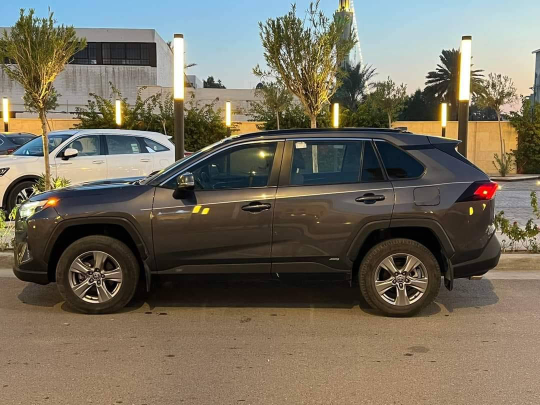 ارخص راف4 هايبرد
السلام عليكم 
راف٤ موديل ٢٠٢٢
مواصفات xle
كشن كهرباء شاشة كاميرا
قطعتين تبريد 
حادثها مثل موضح بالصور
والسونار
كشر بس بارد بدون صبغ 
الضربة من جوة بيها تعديل شواصي
السيارة جاهزة ومناقصها اي شي
تخم تاير جديد وتصليحها وتطبيكها كلش حلو 
السعر ١٧٩ ورقة 
وبيها مجال 
بغداد حي تونس
او الحارثية
***********
***********
