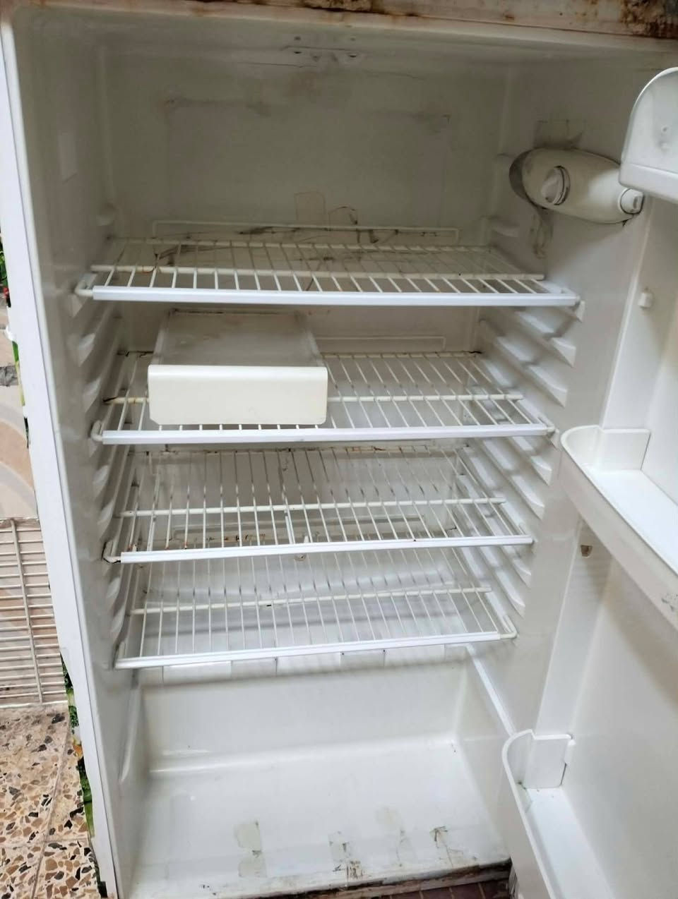 للبيع 
عندي هذه الثلاجة اريدها ب60 شغال ما بيها شيء


**إذا كنت صاحب هذا الإعلان وتريد حذفه لأي سبب، رجاءا أرسل رسالة إلى الدعم الفني**