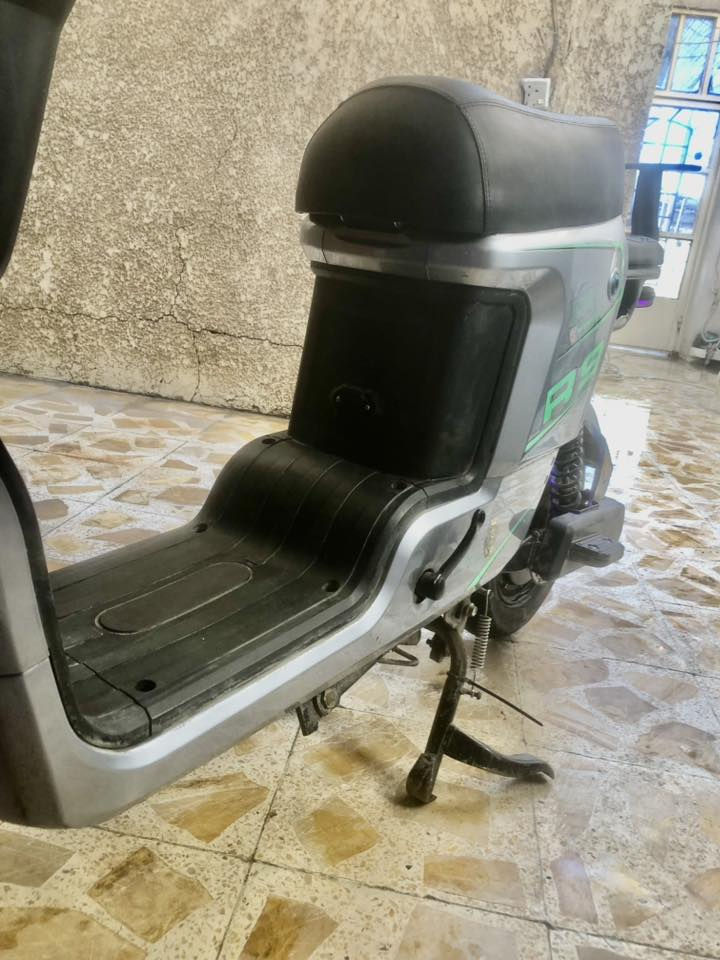 السلام عليكم دراجة R9 فول مواصفات
السعر 425 وبيها مجال رقم التواصل ***********

 عنوان/ بغداد حي العامل 

اشارة يمنة يسرة + دبل اشارة 

هورن 

لد عالي ناصي متحرك 

بيهة 4 سرعات + بك 

 ملف1200 +  5 بطاريات حجم كبير 60 فولت 

بالشحنة الوحدة تمشي اكثر من 35km 

السرعة 85 حقيقي بالعداد تقرة 109 

بيهة بلوتوث وشاشة ايباد ذكية تحدد العطل بالشاشة 

تايرات جويلي 

بريكات دهن عنبار البريك بالمكان بيهة تشغيل بصمة عن بعد 

جهاز انذار بيهة حساسات كاملة
