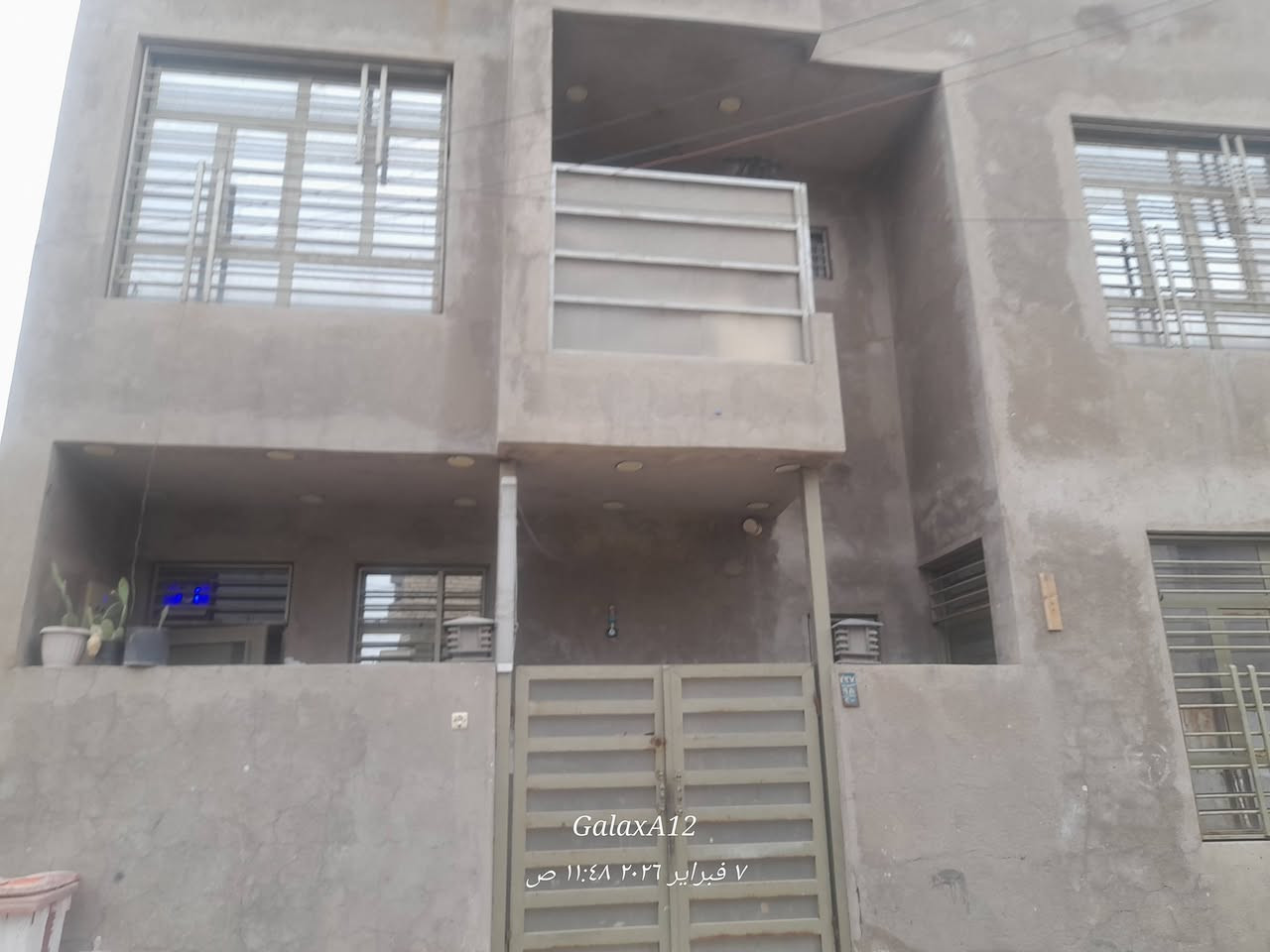 سلام عليكم بيت في منطقة ابو درع المساحه 50 متر بيت ركن يتكون استقبال 4×4و مطبخ 3×3 وحمام وتواليت في الاسفل وفوق 3 غرف نوم وحمام وتواليت و بلكونة و السعر ع الرقم الوتساب***********
