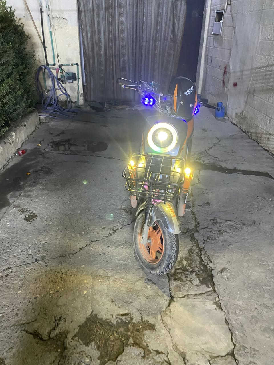 اسلام عليكم ماطور شحن  مناقصو  اي شي كلو شغال بطاريات ما بيها شي الماطور جاهز   السعر ٤٧٥  وبي مجال متواجد على الفيس هذا رقمي ***********
