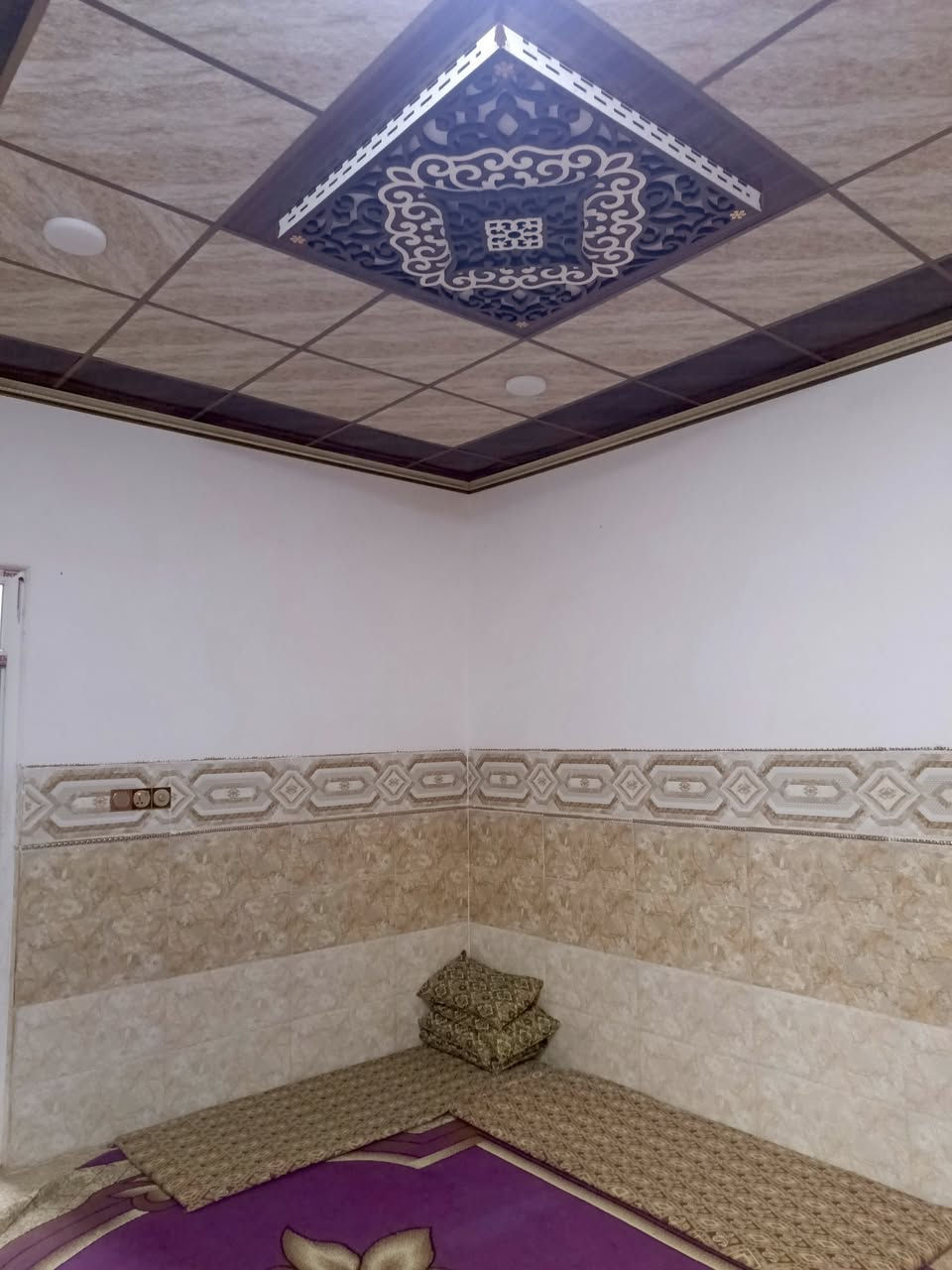 السلام عليكم  بيت مساحه 100متر فول سراميك حلاان غرفتين وهول واستقبال مناور اثنين الموقع مجمع ركن النخله السعر 47وبي مجال رقم الهاتف *********** بي واتساب
