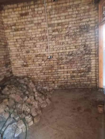 سلام عليكم عندي بيت رئس شارع العبيد  عشرين مساحة ١٠٠متر مربع  تبليط الماء والكهرباء  سعر٥٨ بها مجال ***********
