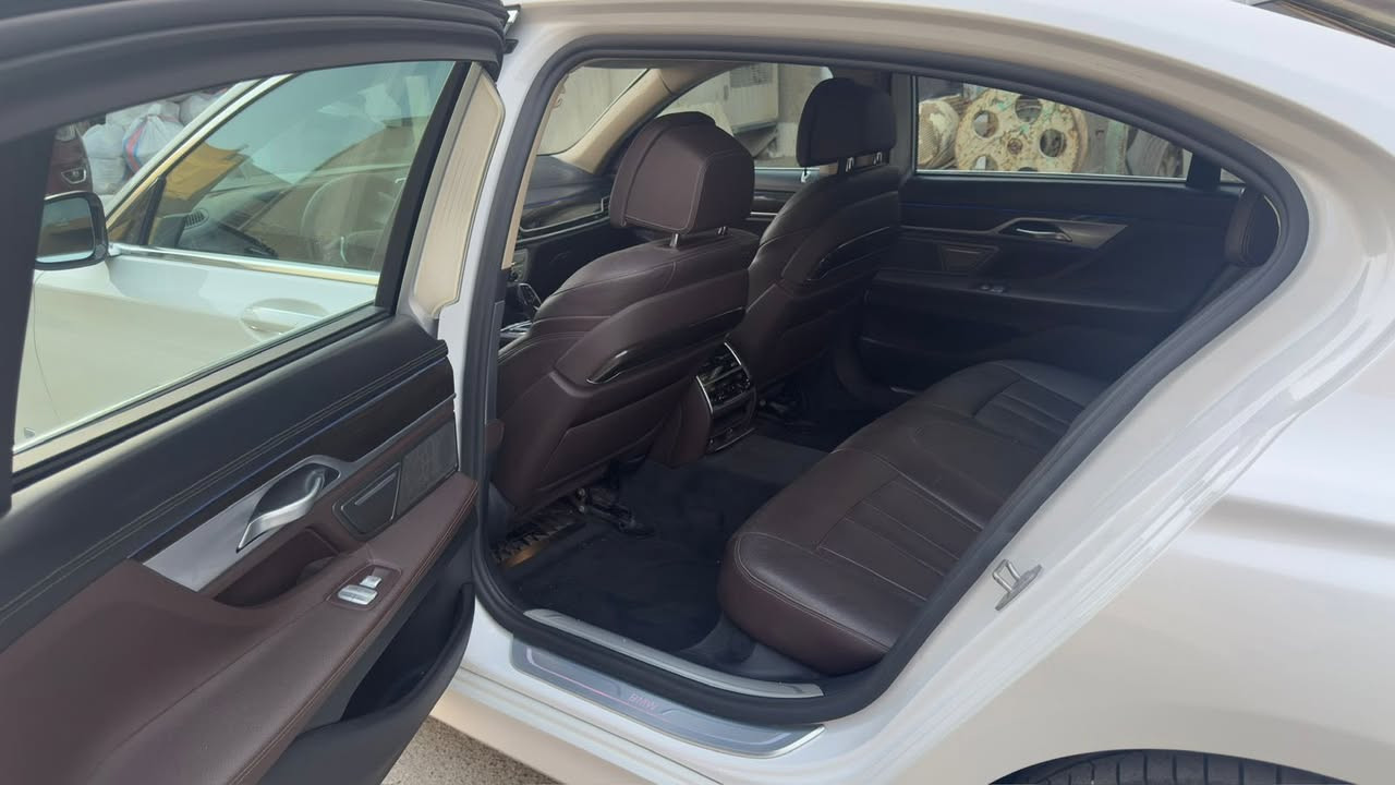سلام عليكم bmw G12 740 2018
وارد امريكي لون ابيض داخل قهوائي سقف بانورما

حساس امامي خلفي كشنات تدفئة تبريد داتا شو رادار امامي و جانبي سيارة جاهزة حدادية كير مكينة مكفولات ويل ١٩ تخم تاير جديد دنلوب حادث كما مو ضح بالصورة بدون ايرباك  وبيهة pdr جاملغ الخلفي الايسر اثر طعجة خفيفة

ماشية ١٩٤ الف كيلو 

السعر ٢٨,٨٠٠$ و بيهة مجال بالمعقول

***********
