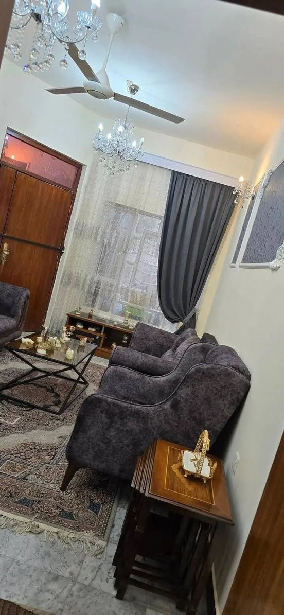 السلام عليكم⚘️⚘️⚘️
بيت للبيع الاعظمية /شارع المغرب 
المساحة١١٣ 
الواجهة ٦ م 
بناء حديث واجهة حجر 
يحتوي على كراج ومدخلين 
الطابق الأول مطبخ وصالة وحولي وغرفة نوم وخدمات 
الطابق الثاني غرفتين نوم وخدمات 
الطابق الثالث بيتونة وسطحين وغرفة سندويج 
للاستفسار مراسلة الصفحة او الاتصال بالرقم ***********
