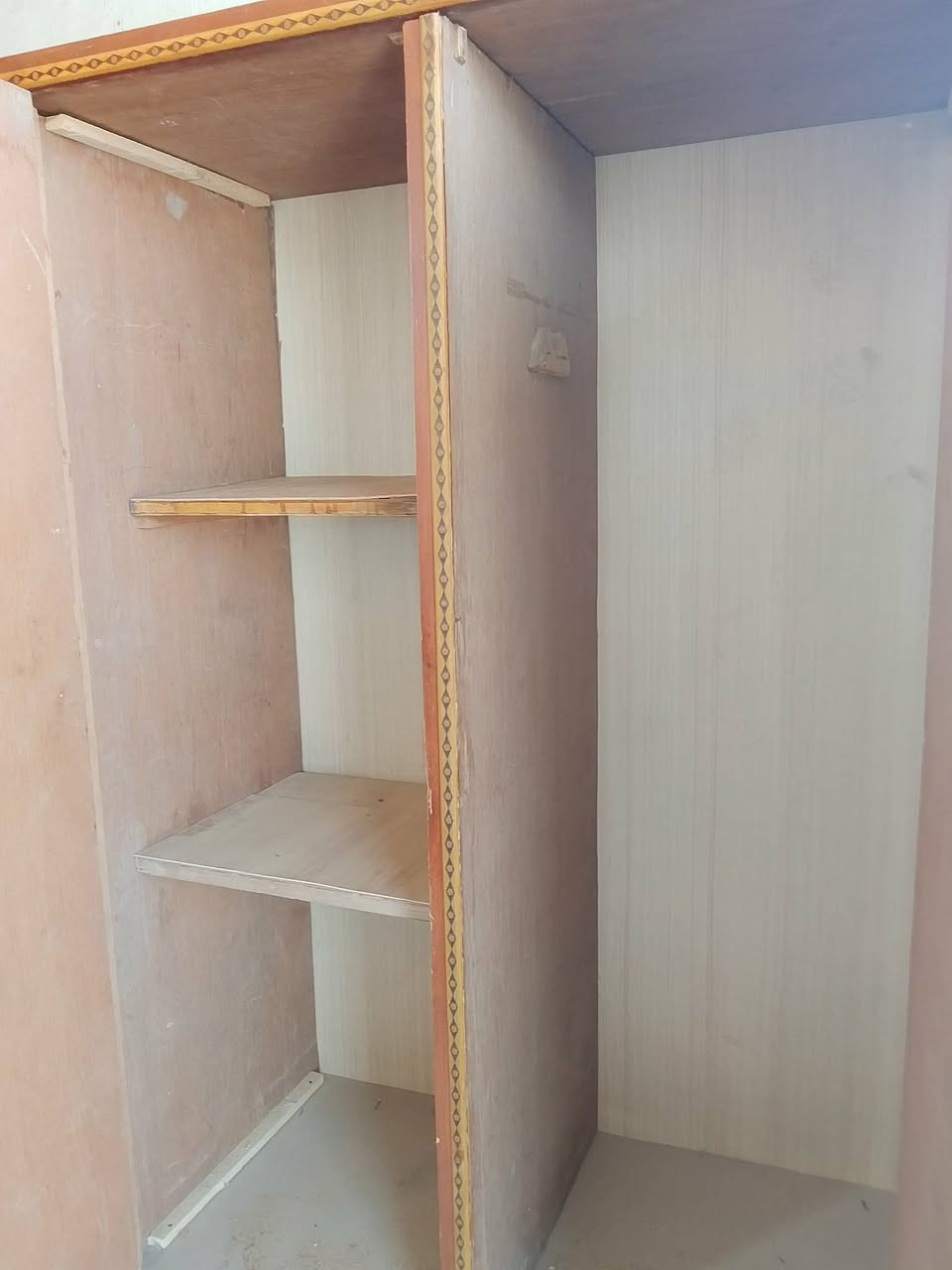 كنتور مستعمل ثلاثة أبواب تسكام للبيع مكاني الشوملي ويوجد خدمة توصيل ***********
