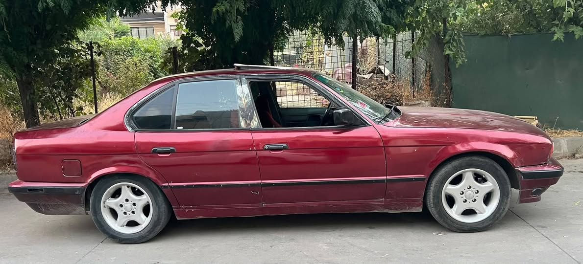 520i
1991
فول فولە بەس گێر عادی 
سەیارەکە گێروو مەکینەی زۆر مەزبوتە بەشه ڕت دوگەڵو بوخاری نیە
سەیارەکە ئەووەلیاتە 
بەشەرتی ئەوەی ماڵی کەس نەبێ پاڕەی کەسی تیا نەبێ 
ژ.م***********
ناونیشان سلێمانی
نرخ 18گەڵاو مەجال السليمانية, العراق
