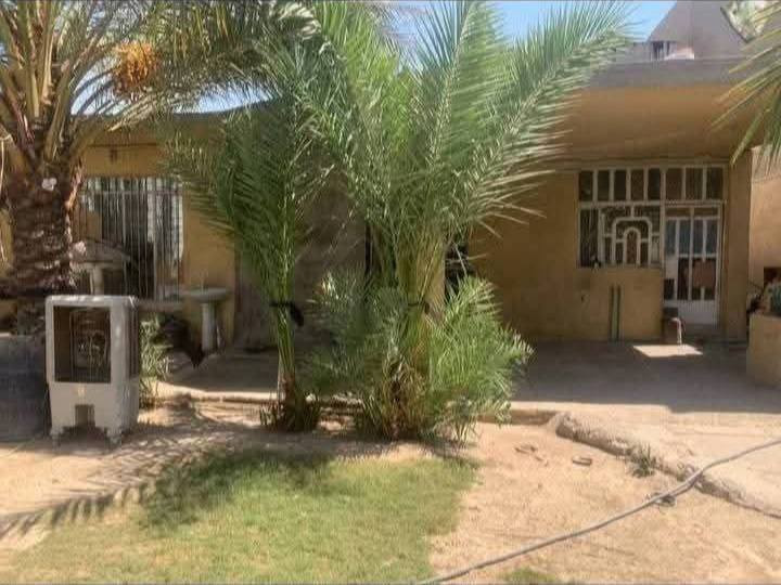 بيت لبيع 400 متر ولبناء مية وسبعين يحتو غرفتين نوم
وصاله واستقبال ومطبخ وحمام وكراج جبير المكان مشروع
9 نيسان السعر على خاص  ***********
