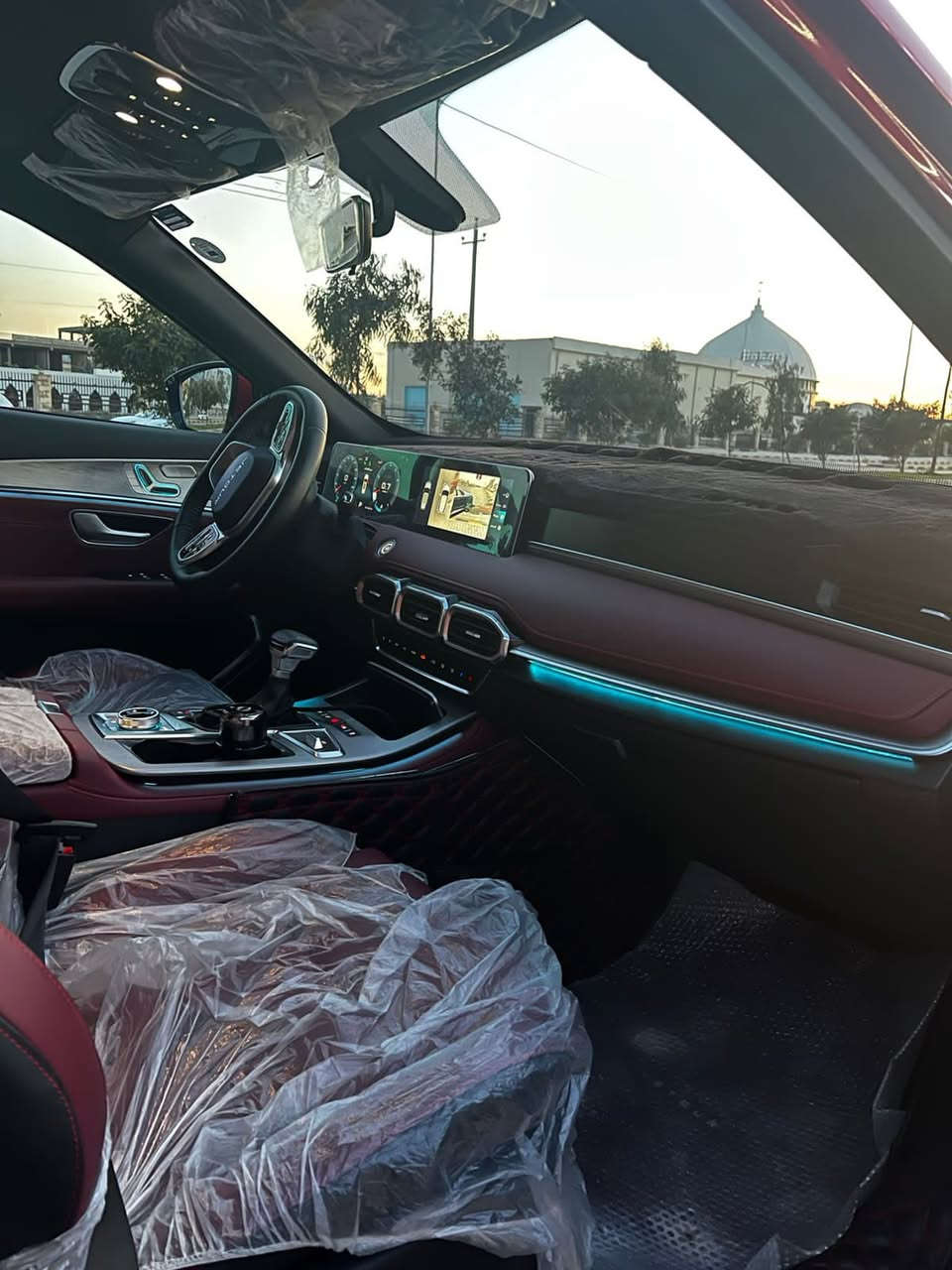 جيتور X70 بلاص كومفرت محرك 1500 توربو
ماشية 18 الف كيلومتر.
المواصفات:
*7  راكب
* إطارات قياس 20 إنچ
* فتحة سقف بانوراما
* كاميرات محيطية 360 درجة
* شاشة عرض ترفيهية بقياس  10.25إنچ
* شاشة عدادات بقياس 10.25 إنچ
* نظام تحذير مغادرة المسار
* مثبت السرعة
* نظام مراقبة نقطة عمياء
* حساسات اصطفاف خلفية
* نظام الفرامل اليدوية الاوتوماتيكي Autohold
* وضعيات قيادة متعددة
* دخول ذكي (بصمة)
* صندوق كهربائي 
* مقصورة الركاب من الجلد الفاخر
* مقعد السائق كهربائي
* مسند الذراع الوسطي مع ثلاجة
* إنارة ترحيبية
* عتبات الأبواب مضيئة
* مصابيح نهارية LED
* المصابيح الامامية تعمل اوتوماتيكياً
* المرايا الجانبية قابلة للطي كهربائياً
* وظيفة تنقية الهواء (فلتر N95)
* خاصية إغلاق الشبابيك وفتحة السقف عن بعد
* اضاءة امامية LED

السيارة ضمان شركة المهند  وبعدهه بحالة الوكالة وكل الصيانات الدورية بداخل الشركة.
.
السيارة رقم اربيل وجاهزة من كلشي وتحويل ثاني يوم والضمان يتحول باسم المشتري.
مكان السيارة النجف  

السعر ٢٠٠ وبيها مجال
للاستفسار الاتصال بالرقم
(***********) متوفر واتساب
