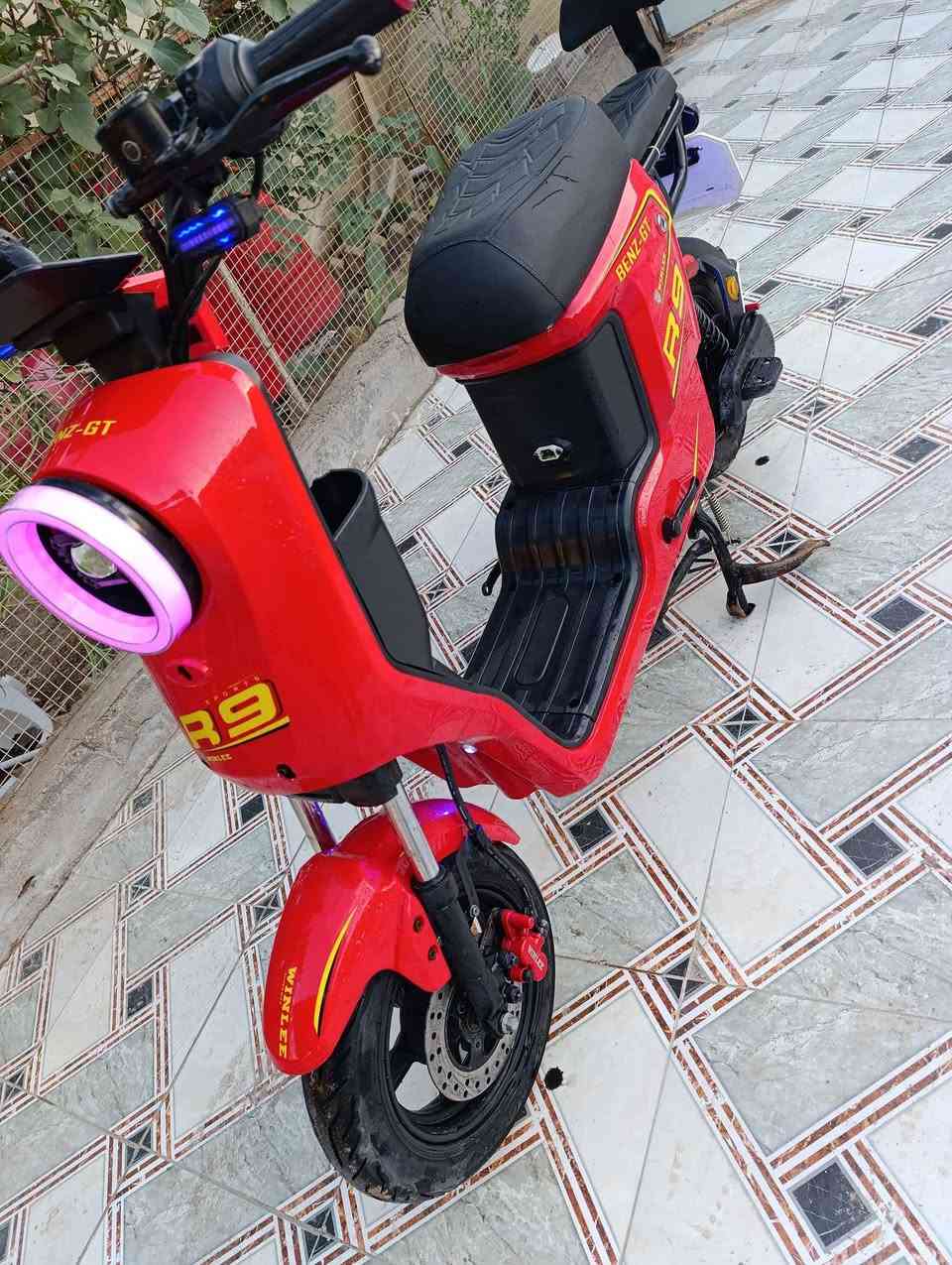 السلام عليكم 
دراجه شحن R9 جديده ومكفوله من كلشي بطاريات جدد توني شادهن 2026 الاصليات الدراجه نضيفه كلش وكلشي ما ناقصها وكلشي شغال مكاني بصره ابو الخصيب بالعوجه 
*********** ابو الخصيب, البصرة
