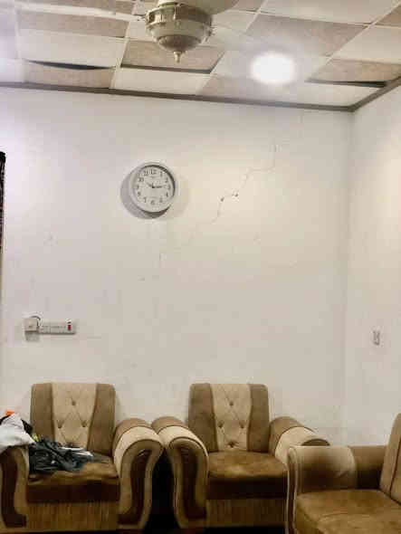 بيع سريع بيت جبراوه قرب بيت حجي اركان مساحه140متر مربع بناء طابق واحد أرضي عدد غرف نوم2
هول خطار 
استقبال
مطبخ حمام صحيات طرمه كراج سياره كاع صب سقف ثانوي خدمات واصله ماء كهرباء فرع صب السعر 12مليون وبي مجال رقم الهاتف***********
