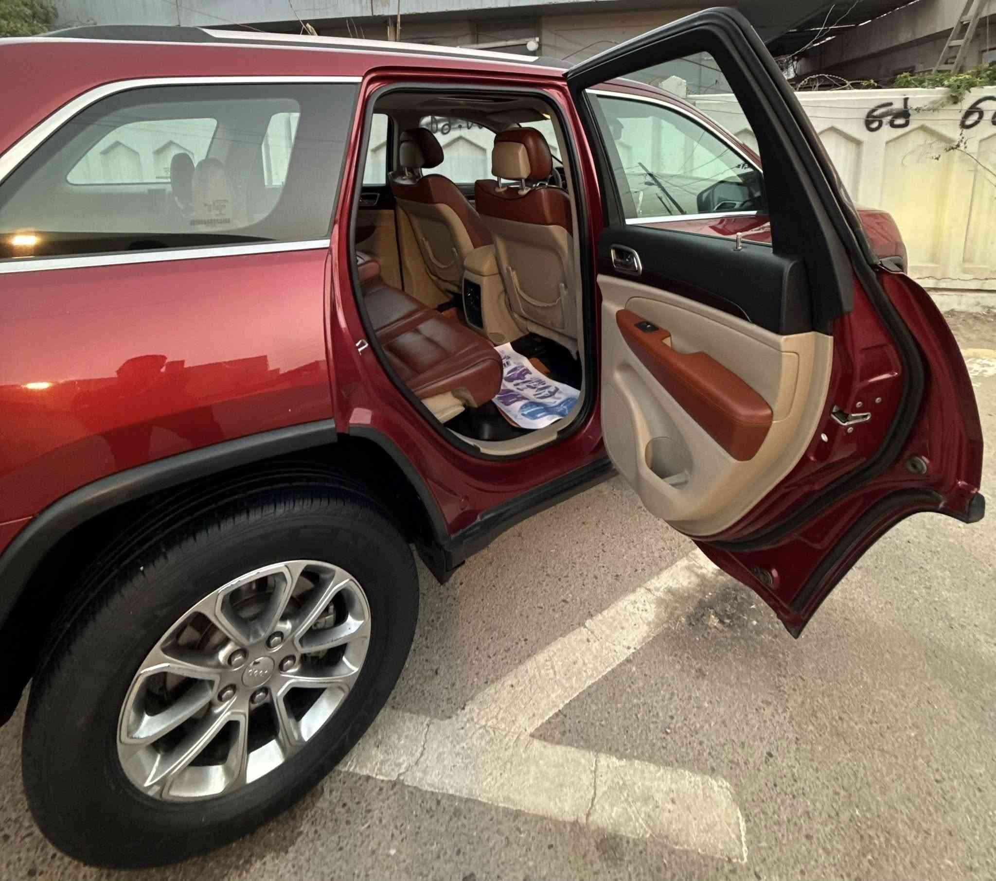 السلام عليكم ،
جيب كراند شيروكي 2014 خليجي 
( المرغوب )
(وكالة ليث العبيدي) ماشيه ( mi 112)
رقم بغداد / تحويل مباشر 
فئه الاريدو ، 
فتحه سقف 
محرك 6 سلندر 3600
كير طياره 
مري شفط وأشاره 
بصمه تشغيل وأبواب
تشغيل عن بعد
ماوس 5 وضعيات للقياده
فور ويل 
نضام اقتصاد الوقود eco
نضام sport
شفتات ستيرن
داخل قرميدي وبيجي 
مقاعد كهرباء 
تبريد قطعتين 
بچم LED زنون 
هوكات أماميه
وباقي المواصفات معروفه ،
للعلم ، السياره كفاله من الصبغ والتبديل ، 
بيها بارد جدا بسيط ميبين بس بالسونار ،
...... ...... ...... ...... ....... ......   ..........
أخوان السياره كامله ولكمال لله 
كير / محرك / كهربائيات / تبريد / خير من الله 
الحداده أمامي خلفي جديد + تخم تاير نكسن ،
..... ..... ........ ....... ........ ....... ....... ........
مكان السياره بغداد / العامريه ،
السعر . ( 210 ) ورقه وبيها مجال انشالله 
وماعتقد اكو اختها بهالسعر ، بلعافيه ع الياخذها
للأستفسار ، ( *********** )
