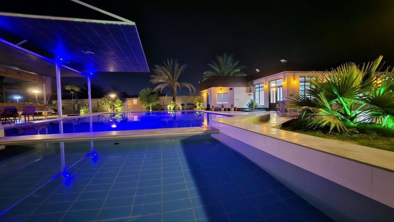 الي يدورون مزرعة كبيرة كثيفة أشجار  وطبيعة 
مزرعة الوناسة في بلد هواي منكم مجربيها ويعرفون جمالها

المساحة دونمين ، المسبح الكبير ١٤×٩ مسبح الأطفال ٦×٢

كل البيت سبالت ٢٤ ساعة

الألعاب فيشة ومنضدة وقريبا جدا بلياردو وصالة مكيفة للألعاب

غرف نوم ٢

٣ حمامات
للحجز ***********

