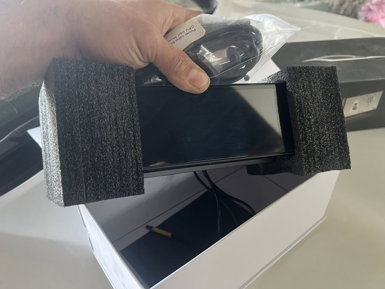 شاشه تيسلا  للبيع الهاتف *********** السعر 110
