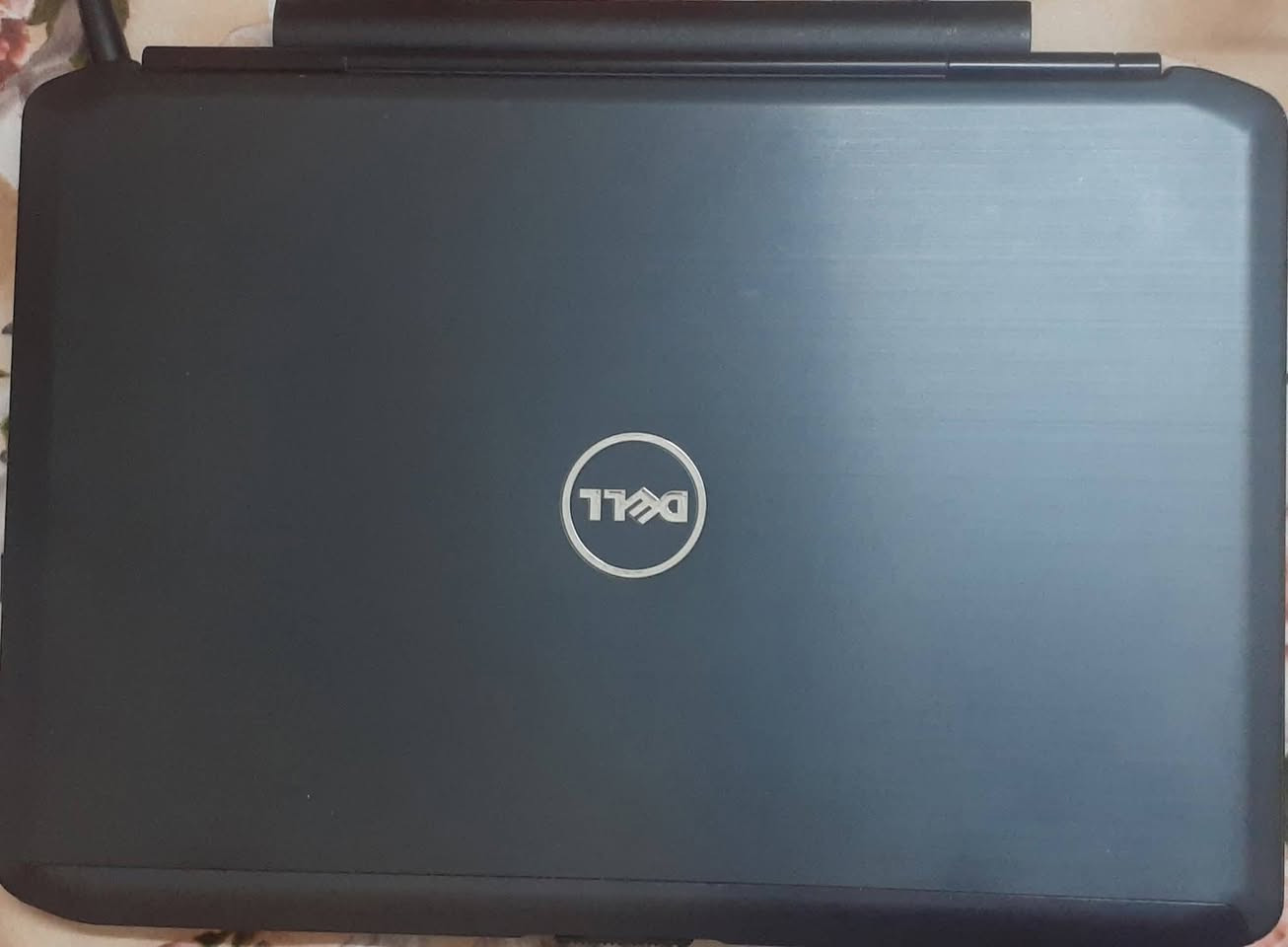 للبيع لابتوب Dell من شركة دل عالمية شرط شغل و شرط نظافة ويحتوي على منافذ يو اس بي ٣ ويدعم سيدي DvD و حجم شاشة 14 انج ولغات مالتها فول عربي وانكليزي و ذاكرة ٦٤ قابل للتطوير ورام ٤ قابل للتطوير وكذلك يحتوي على شغلات هندسيه وبيها كل برامج وورد اكسل كلشي تريد بيها وكذلك يشغل العاب خفيفه و للدراسة و بحوث طابعات تكدر تربطلها وشاحنة مالتها وياها سعرها ٢٠٠ الف شراي يتصل *********** عنوان طوز .
