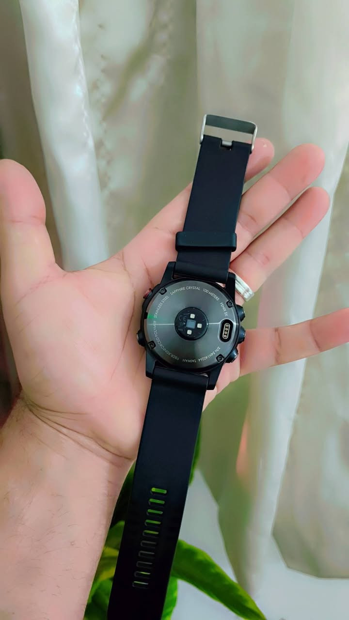 إليك أبرز المواصفات الفنية والتقنية لساعة Garmin Fenix 5X Sapphire:
📐 التصميم والمتانة

حجم الساعة: تأتي بهيكل قوي بمقاس 51 ملم.

مادة الصنع: إطار وهيكل خلفي من الفولاذ المقاوم للصدأ (Stainless Steel) مع مادة البوليمر المقوى بالألياف [1.1.1، 1.1.6].

الزجاج: مغطاة بزجاج الياقوت (Sapphire Crystal) عالي الصلابة والمقاوم للخدوش.

مقاومة الماء: مقاومة للماء حتى عمق 100 متر (10 ATM)، مما يجعلها مناسبة للسباحة والغطس السطحي.

🖥️ الشاشة

النوع: شاشة ملونة تدعم تقنية (Chroma Display) القابلة للقراءة بوضوح تام تحت أشعة الشمس المباشرة.

المقاس والدقة: شاشة بحجم 1.2 بوصة وبدقة 240 × 240 بكسل.

🗺️ الملاحة والاستشعار

خرائط مدمجة: تتميز هذه النسخة (X) بوجود خرائط topo ملونة مسبقة التحميل للملاحة وتحديد المسارات مباشرة من المعصم.

أنظمة تحديد المواقع: تدعم أنظمة GPS و GLONASS لضمان دقة التتبع في البيئات الصعبة.

المستشعرات: تضم بوصلة ثلاثية المحاور، ومقياس الارتفاع (Altimeter)، ومقياس الضغط الجوي (Barometer)، ومستشعر نبضات القلب من المعصم [1.1.5، 1.1.6].

🔋 البطارية

وضع الساعة الذكية: تصمد حتى 12 يوماً.

وضع الـ GPS: تعمل حتى 20 ساعة متواصلة.


**إذا كنت صاحب هذا الإعلان وتريد حذفه لأي سبب، رجاءا أرسل رسالة إلى الدعم الفني**