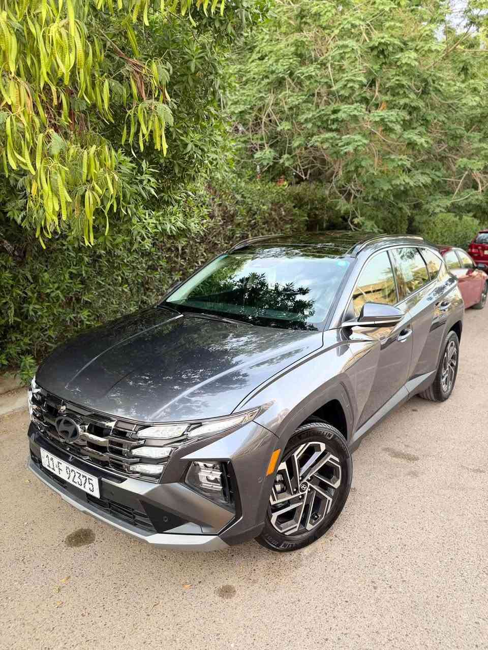 2025 Tucson limited هايبرد
توسان لمتد اعلى مواصفات لون فيلي شذرة 
فور ويل
رقم بغداد 
ضرر بسيط  جداً جداً فقط ربع البنيد ومصبوغ 
باقي السيارة كفالة  
ايرباك ستيرن فقط ودشبول
السيارة جديدة ودخول جديد واخت الزيرو بعدها 
ماشية 8000 ميل 
1- محرك 1600 توربو هايبرد 
2- بانوراما 
3-اربع كامرات امامي وخلفية وجانبية بالمرايات 
4- حساسات امامية وخلفية ١٢ حساس
5- رادار امامي وجانبي وخلفي نقط عمياء 
6-تتقدم وترجع بالبصمة 
7- كشنات جلد اسود وكهرباء الاماميات 
8- تبريد وتدفئة كشنات امامية وستيرن تدفئة وكشنات خلفية تدفئة 
9- كير تعليك و شفتات ستيرن 
10-خزن كشنات
11-لايتات عدسات تختلف عن العادي
12- صندوق كهرباء ومن تقترب منة يفتح  
13- داتا شو تعرض على الجامة الامامية 
14- سستم صوت Bose مع دمام بالصندوق
15-اوتو هولد
16- مساعدة النزول من المنحدرات 
17-شاحن تلبفون واير ليس 
18-حساس قراءة العين 
19-الوان داخلية تتغير ١٠ الوان بيها 
20- انارة داخلية led 
21-شحن تايب سي 
22- ويل كب حجم ١٩ 
23- شاشة كبيرة ابل كار بلي واندرويد اوتو 
السيارة جديدة ومابيها اي نقص 
مكان السيارة بغداد
السعر 235$ وبيها مجال 
***********
