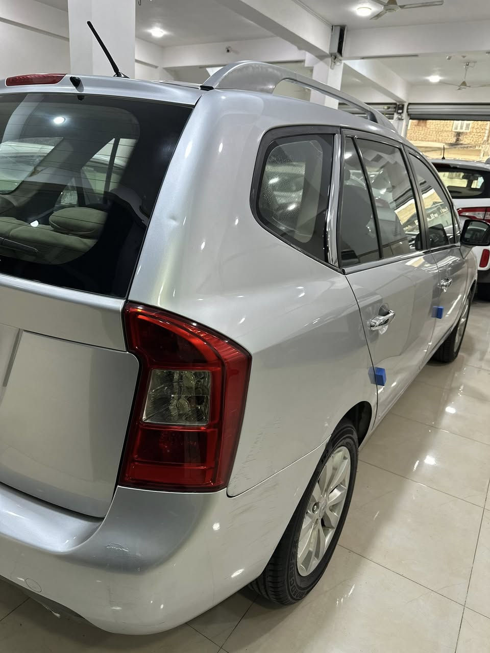 السلام عليكم
كارنز (2012) خليجي بيها الصندوق رش فقط بدون فتح والباقي كفاله عامه ماشيه (134) كيلو متر عله نضافه رقم بغداد الجديد تحويل مباشر سياره جديده 
السعر//127 ورقه وبيها مجال 
للاتصال//***********
***********
