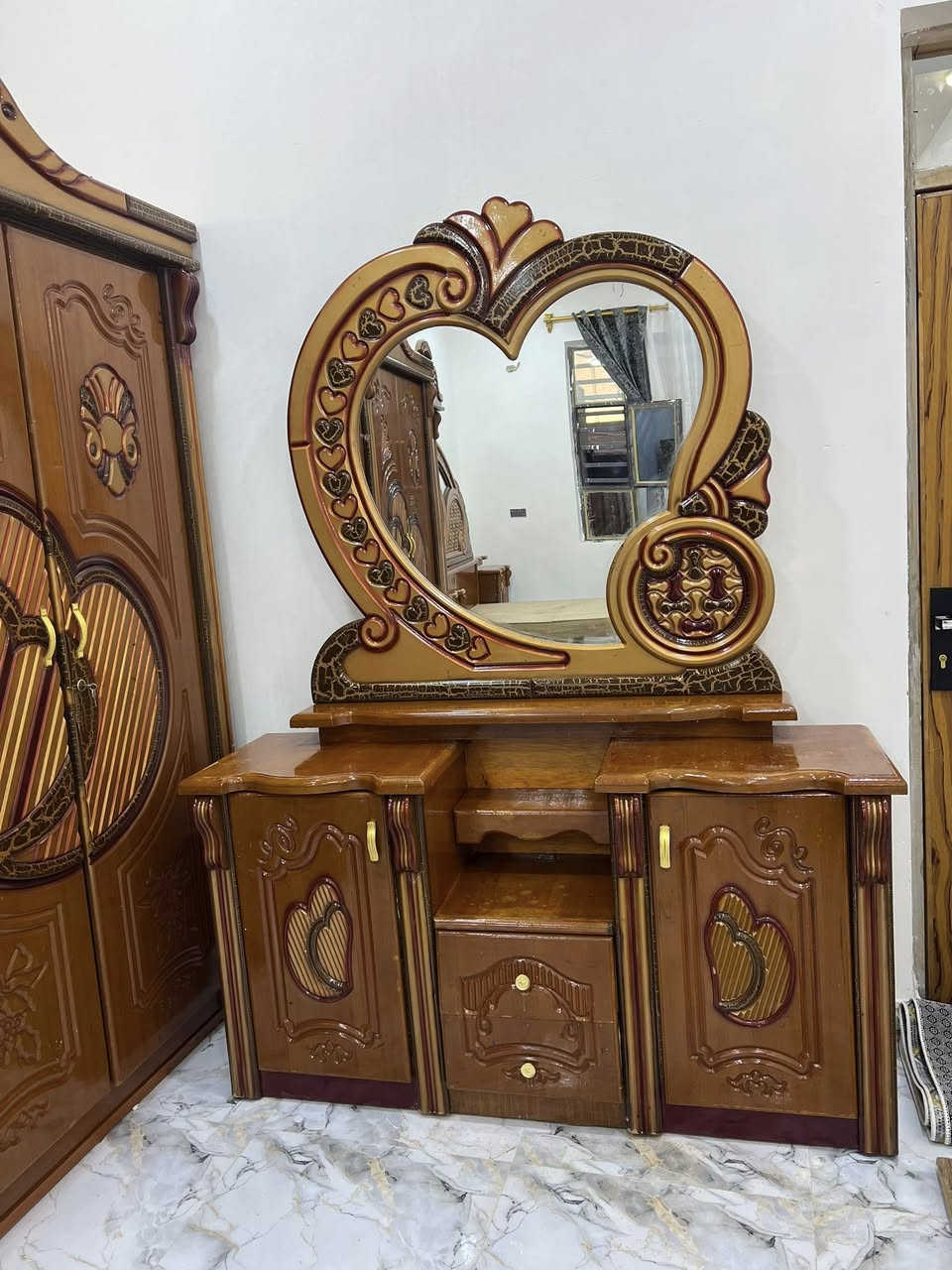 غرفة نوم امً الخمسه تزكام نجاره عراقيه سعره 700 وبيه مجال الشراي عنوان ناصريه منطقة السبل الاتصال ***********
