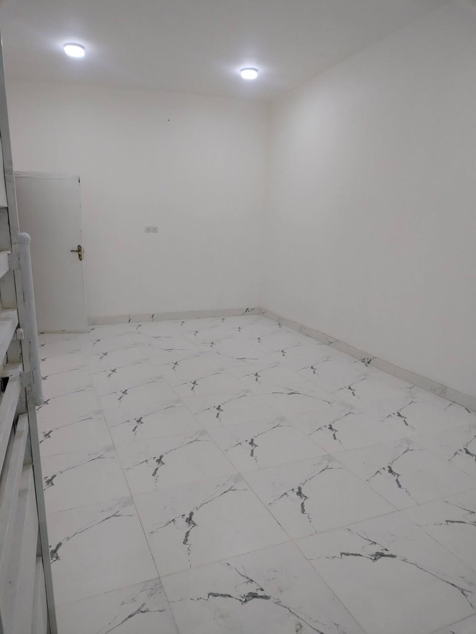 سلام عليكم بيت ليجار عنوان الدفاس منطقه العزه بصف حي النداء مع ماطور ومقطوره الف لتر واير سحب بيت جاهز *********** وات ساب بي او اتصال
