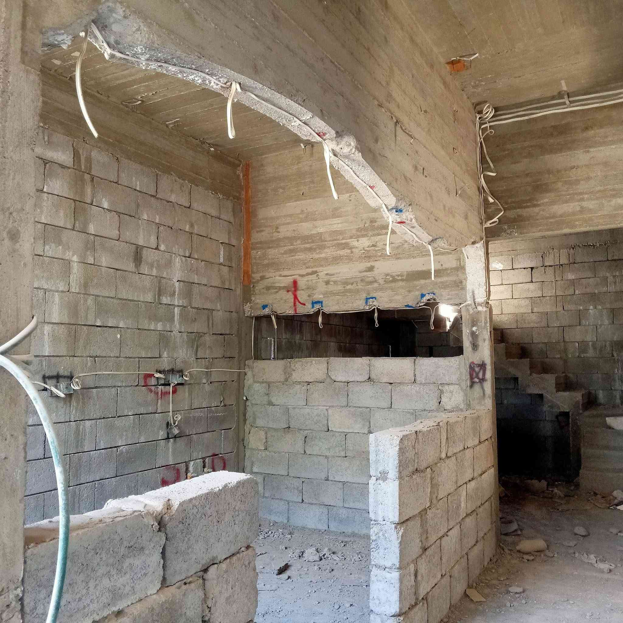 عروض مكتب انوار الخير
هيكل للبييع طابقيين حي الكندي 
الموقع مزرعه بيت حديد
مساحه ١٠٨ متر طابق الول استقبال ومطبخ وغرفه نوم وهول 
وصحيات 
طابق ثاني ٣ غرف نوم وصحيات 
وبيتونه 
مسس مجاري وكهربائيات
صنف الرض بستان ملك صرف
اي استفسار الاتصال على ارقام المكتب 
***********
***********
