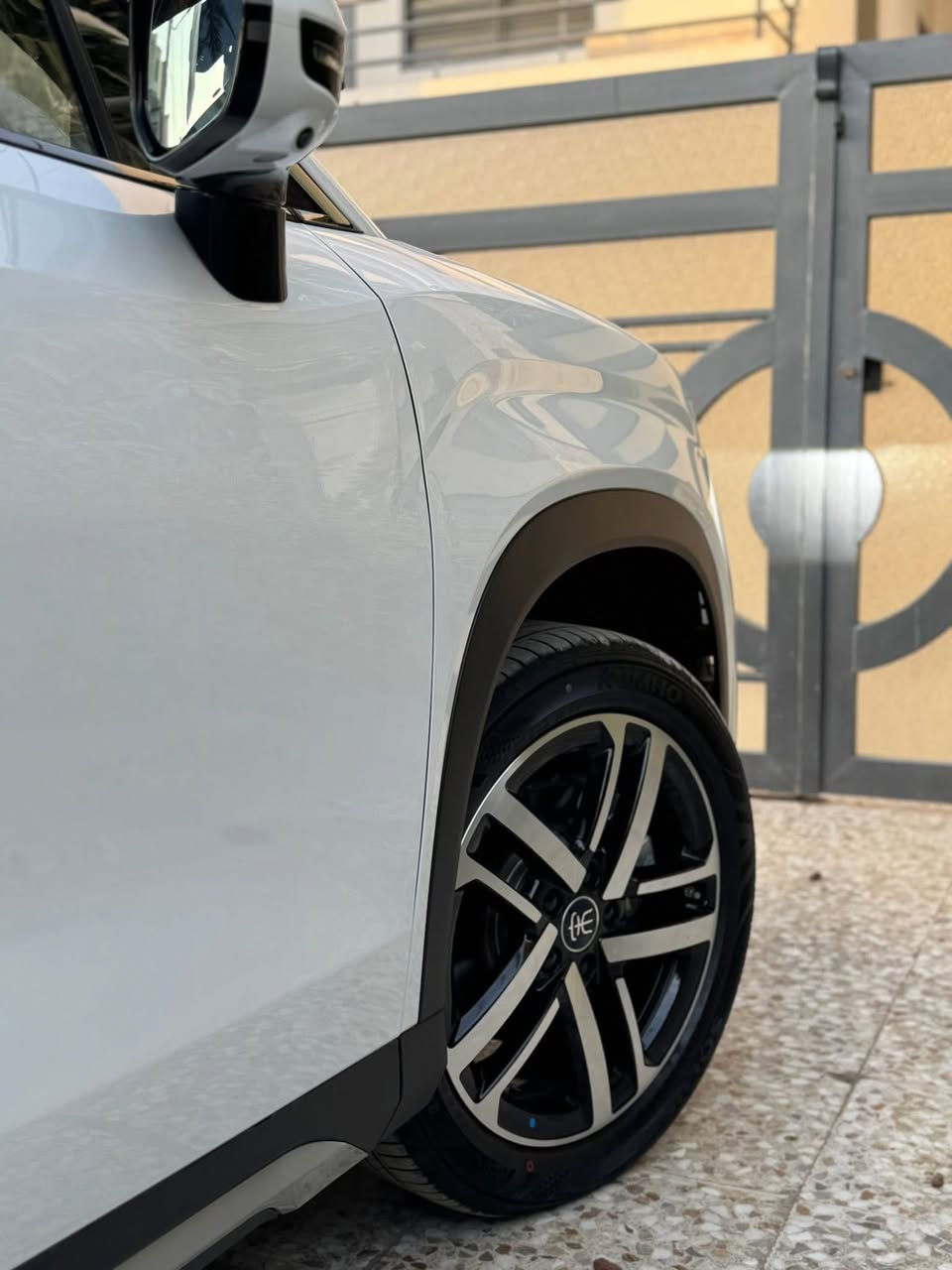 🪩بي وادي سونك L  فول الفول   vIp 2025 ماشيه 3000. نسخة الحديثه بطاريه كبيره 120 كيلو بشحنه 
تفويله كامله تمشيك 1800 كيلو  سعه خزان الوقود 65 لتر 🪩

🔥السعر  29 مليون و  600  سنويه باسمي ومرقم بغداد   🔥

عداد الكيلو متر / ZERO

⚙️ المكينه BYD SONG L البانزين جنيتر 1500 Cc وضيفتها شحن البطاريه تعمل بنظام بلكن هايبرد نظام الحديث المتطور جدا واعتمادينا من نوع DMI ويعمل هل محرك ثلاثه انظمه الي هو بانزين + شاحن خارجي + شحن داخلي (ذاتي)⚙️

__ مدخلين للشاحن السياره البطيئ وسريع 

عنوان /المنصور  خلف مطعم ساعه 

🛞 الأبعاد والوزن
 • الطول: 4,840 مم
 • العرض: 1,950 مم
 • الارتفاع: 1,560 مم
 • قاعدة العجلات: 2,930 مم
 • خلوص أرضي تقريباً: ~210 مم
 • الوزن: من 2,150 كيلو إلى ~2,385 كيلو . 

♨️مواصفات الداخل المقصورة ♨️

📍كراسي جلد  من نوع فاخر جوده من شركة BYD لون  القرميدي  + كرسين الاماميه كهرباء 
 
📍شاشه كبيره قلابه   + كار بلي + مرتبطه بذكاء اصطناعي  جدا متطوره وتحكم في جميع الاوامر المقصوره الخارجي والداخلي

📍كامره  بالداخل المقصوره لمراقبه السايق كاميرا السايق الداخلية:
✔ تراقب التعب
✔ تمنع الحوادث
✔ تحذر إذا تشتت
✔ تساعد أنظمة الأمان
✔ تحلل العين والوجه بشكل لح 
تلقائيا السياره تعطي نظام فرامل الذكيه وتتوقف وتصدر انذار وتشغل الاشاير الاربعه 

📍تدفئه + تبريد المقاعد الاماميه   

📍تدفئه مقود 

📍صندوك كهرباء 

📍يدات الابواب كهرباء شفط او دفن  وتحكم فيها من داخل الشاشه 

‏📍 LED   للمصابيح الأمامية والخلفية. بشكل فاخر ومتطور لايت داينمك عالي ناصي اوتو 

📍اربع كامرات كامره الاماميه متحركه مثل العين بكامل 180 درجة 

📍اربع رادارات  وتحكم فيها غلق وتشغيل 

📍بنوراما 

📍داش كام تسجيل اربع كامرات 

📍اناره داخليه 24 لون  متغير حسب طلبك 

📍اوتو بارك 

📍 نظام سستم  صوتي المميز من Dynaudio (أعلى جودة صوت).  

📍علامه BUD ضوئيه  الخلفيه 

📍اوتو هولد  + هاندر بريك بصمه 

📍نظام مانع نحدار 

📍نظام مانع انزلاق 

📍بصمه + كارت + تشغيل عن بعد 

📍كيجات دجتل الفول اوبشن مستشعارات طريق تقراها بالكامل من  مرور سيارات امامي وجانبي 

📍تحكم ستيرن كامل فول اوبشن 

📍شحن لاسلكي للهاتف وتهويه الجهاز 

📍فل سستم ايرباك بداخل المقصوره عدد 12 

 📍 مري قابله لطي كهرباء  

📍اناره ترحيب تحت مراية  عند اقتراب كارت او بصمه

📍مقياس ظغط الاطار هواء + درجة حرارة داخل الاطار 

📍حساس امامي + حساس خلفي مع قياس cm الابعاد بداخل عرض الشاشه 

🥏السلامة وأنظمة المساعدة
 • نظام التحكم بالثبات (ESC) وABS.  

 • نظام كشف النقطة العمياء.  
 • وسائد هوائية متعددة ومساند أمان حديثة.  
 • مكابح طوارئ تلقائية (AEB) وACC (نظام تثبيت سرعة ذكي).  

 تحذير مغادرة المسار + مساعد البقاء داخل المسار
***********مكان كراده اوبلديات سعر28مليون
ماشيه 3000
