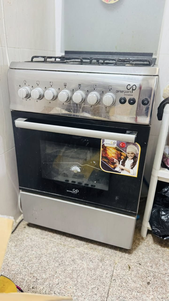 ثلاجه وطباخ للبيع السعر خاص استخدام الثلاجه سنه كامله والطباخ الفرن مامستعمل وجيمع العيون شغاله ابدا الرقم ***********
