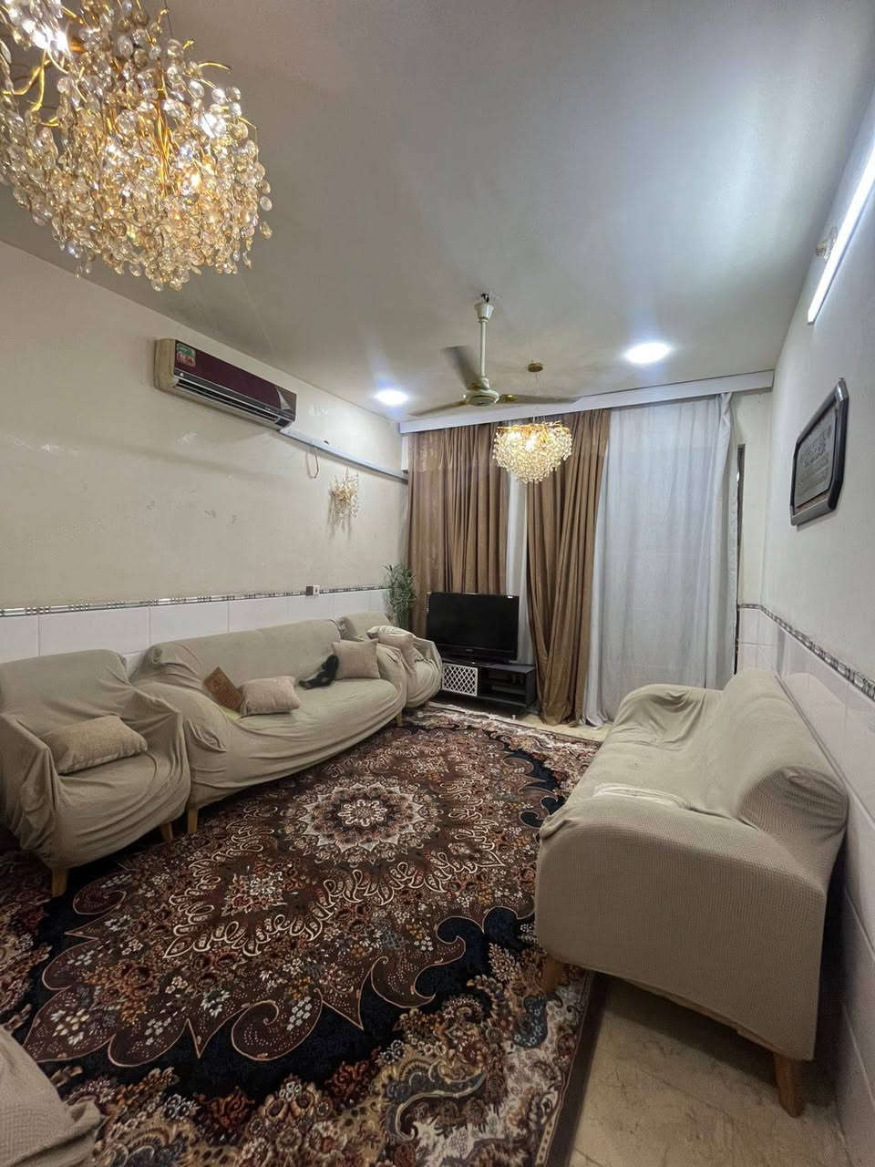 دار للبيع ملك طابو ١٠٠م 5x20 يحتوي على استقبال وحولي ومطبخ حار وبارد غرفة نوم ومنور في ط ا مع الخدمات وغرفتين منام مع الخدمات في ط2 وعلى سطحين وخدمات خارخيه وكراج امامي الشعب الشارع الرئيسي قرب محكمة الشعب السعر ٢٣٠ الاتصال على *********** يوجد واتساب
