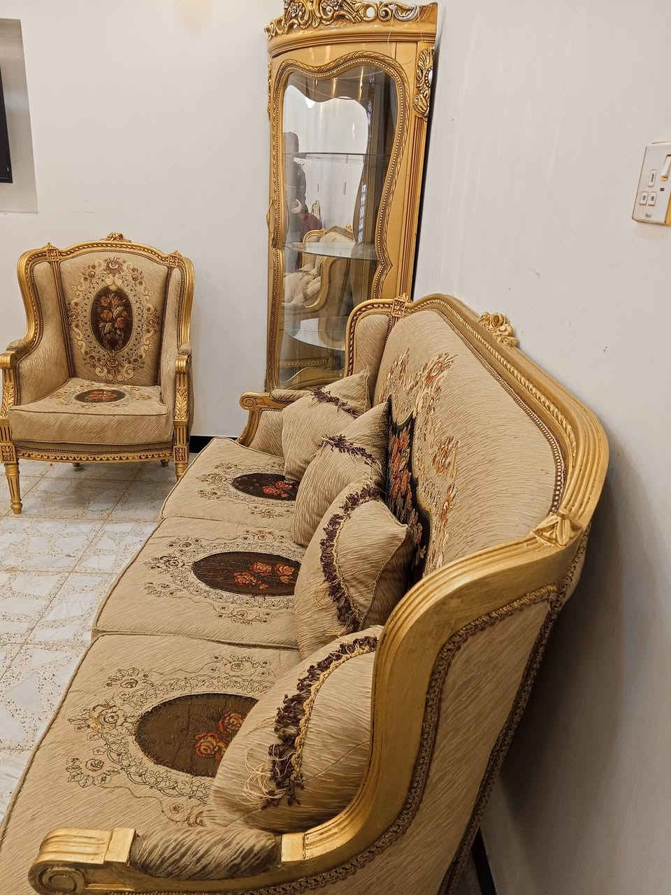 تخم زان بيمصري 10 مقعد النظافه جيده زائد طبلات وحده كبيره واثنين جانبيات زائد فاترينه المكان بغداد الاتصال على هذا الرقم واتساب اتصال***********
