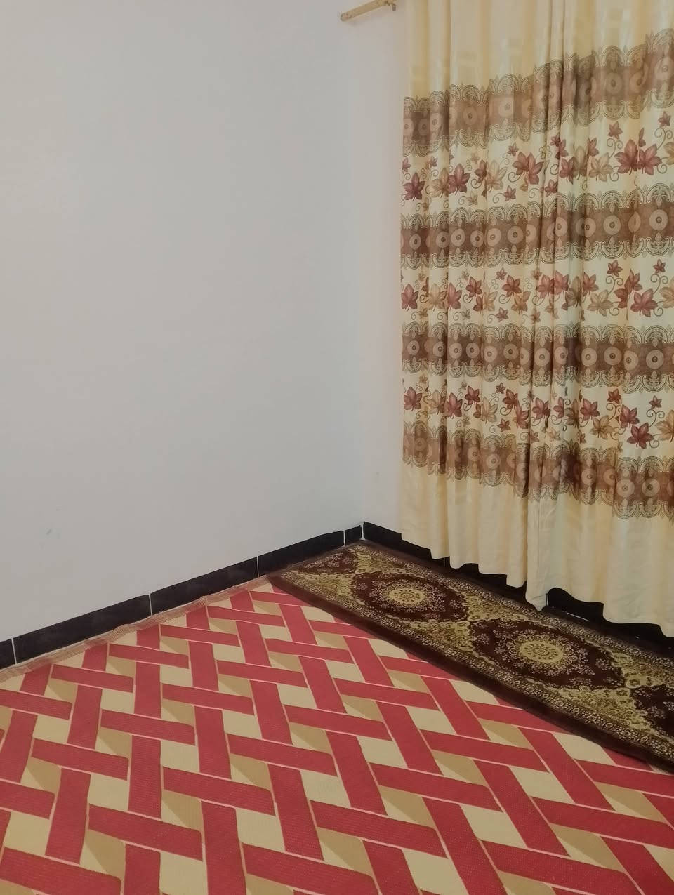 السلام عليكم الدار للبيع قرب جامع النجماوي قرفتين وهول واستقبال ومشتملات البيت كامل المساحة 120متر بي وصل بلديه السعر 50 بي مجال للاستفسار ***********
