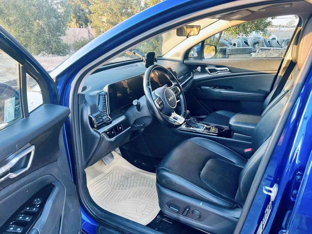 السلام عليكم 
كيا سبورتج 23وارد أمريكي حادثه قبق جنطه 
وهنا عندي نص من البابين عكس السايق
رقم بابل بسمي 
بصمه رادارت
فول مواصفات عدى البنراما
السعر كلش مناسب
رقم هاتف ***********
